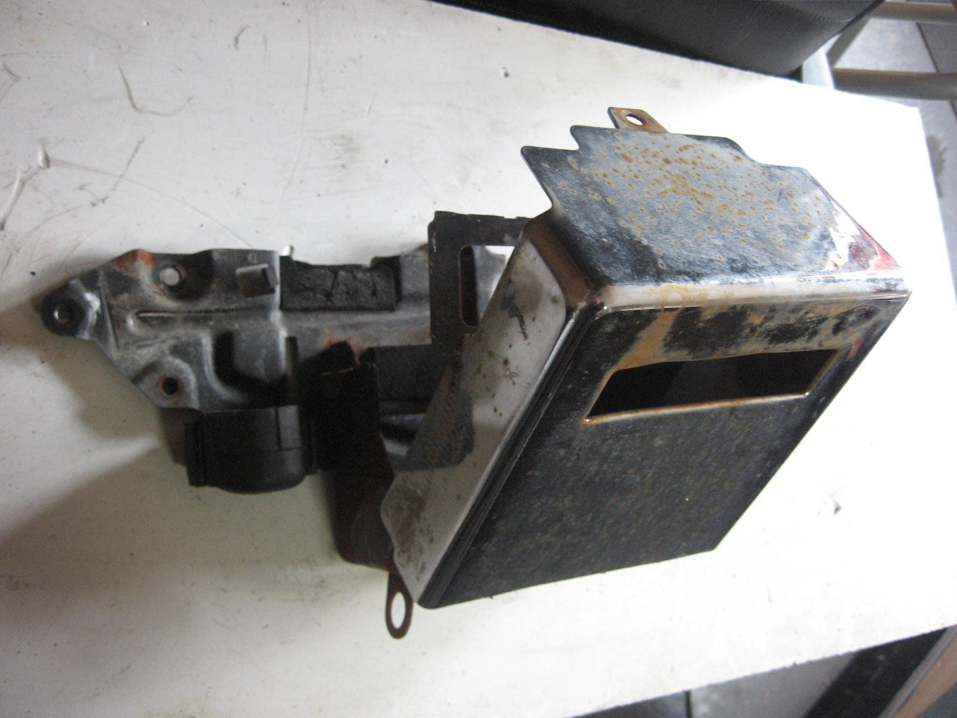 accubak conditie : met roest /50325-KR3-000 + 31506-KR3-000/ cmx250c 1985