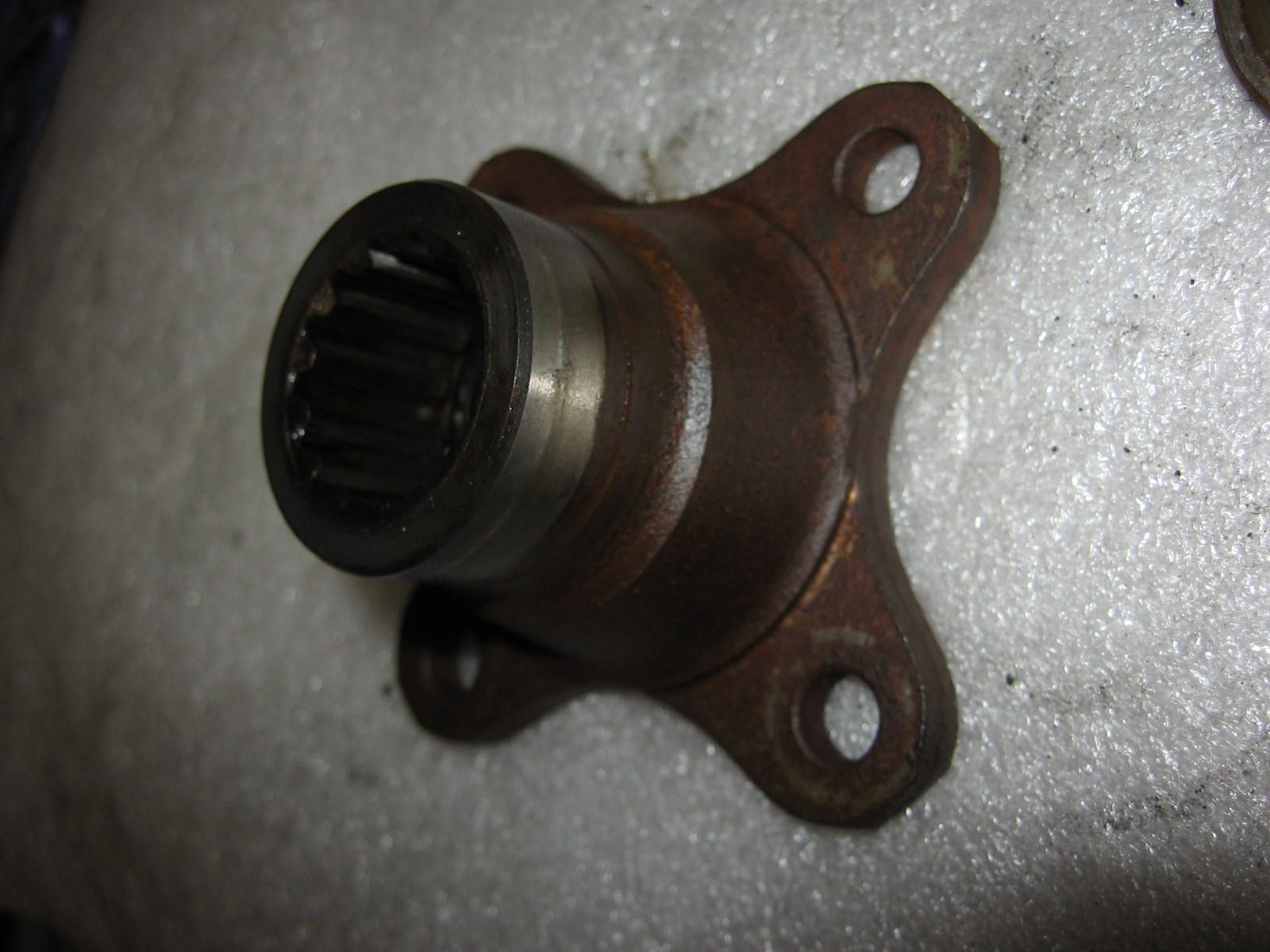 middlegear flange , flens bevestiging kruiskoppeling	Xj700 1985 -86, xj750 81-86 . xj650 80-83	4h7-17555