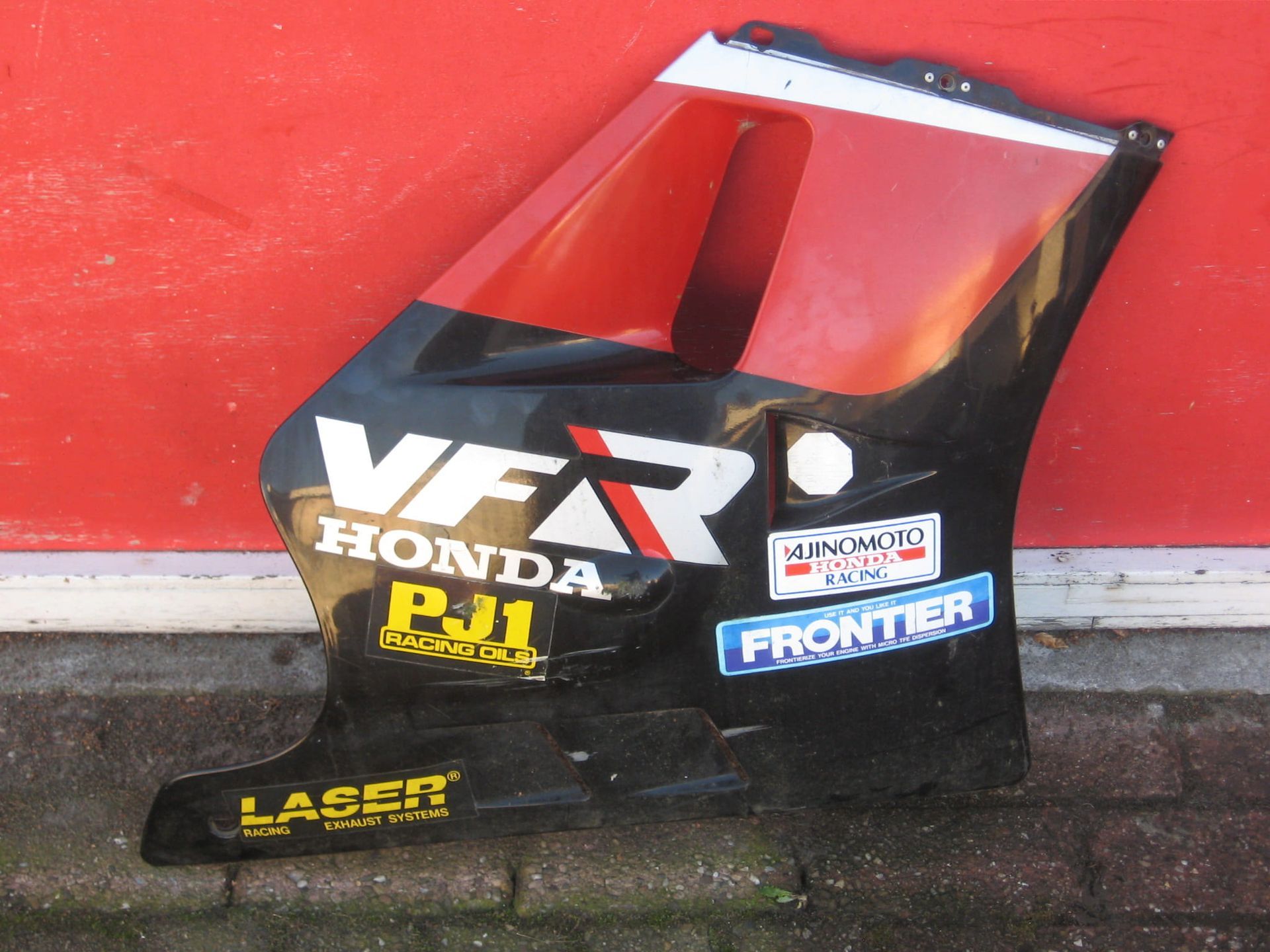 kuipdeel rechts ,	Vfr400rg 1986	64281-ml0-700		, Krasjes , gat rechts onder is ruim.