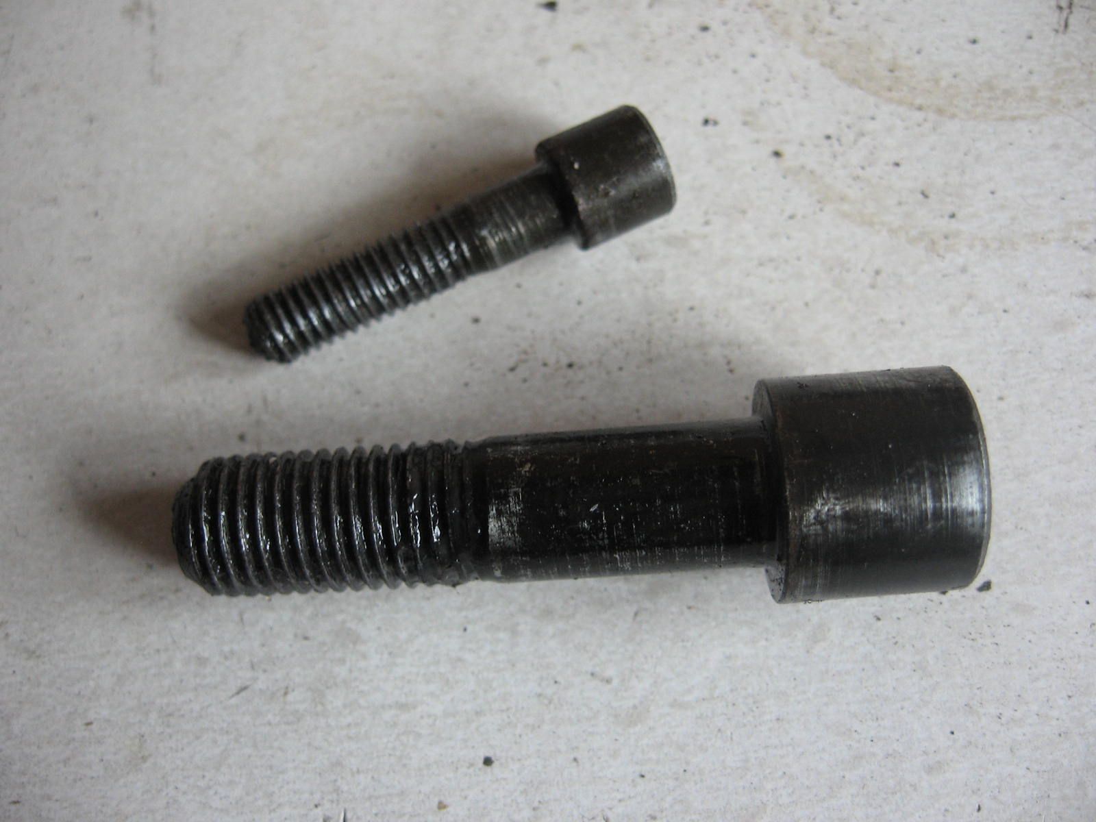 2x imbusbout smallekop bevestiging remklauw , M6x24 M10x40	Vf500f 1985	90105-mj1-000 + 90131-mb2-000