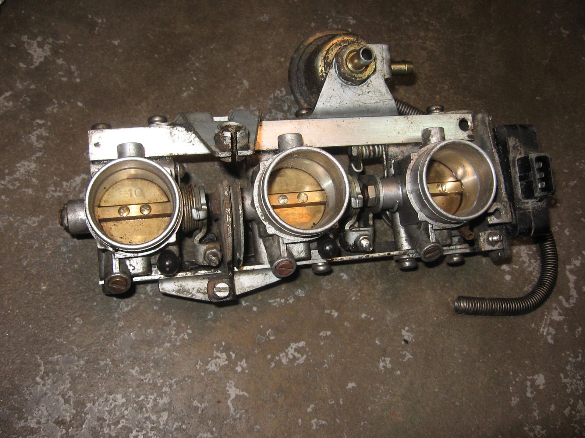 gasklephuis set 3 cilinders + regelklep schakelaar  // k75 86-96	13541461113 + 13631273265