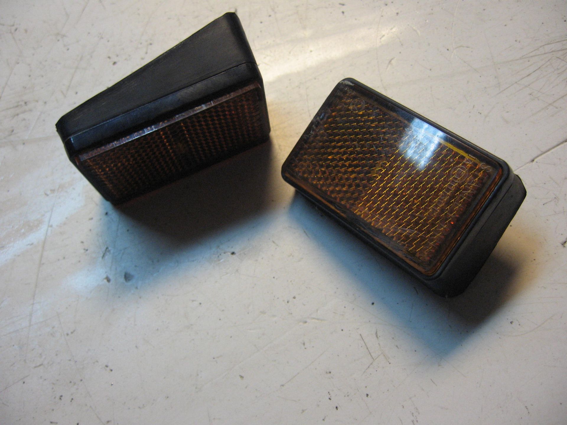 reflector met rubber houder zijkant kuip links + rechts // gpx600r 1989