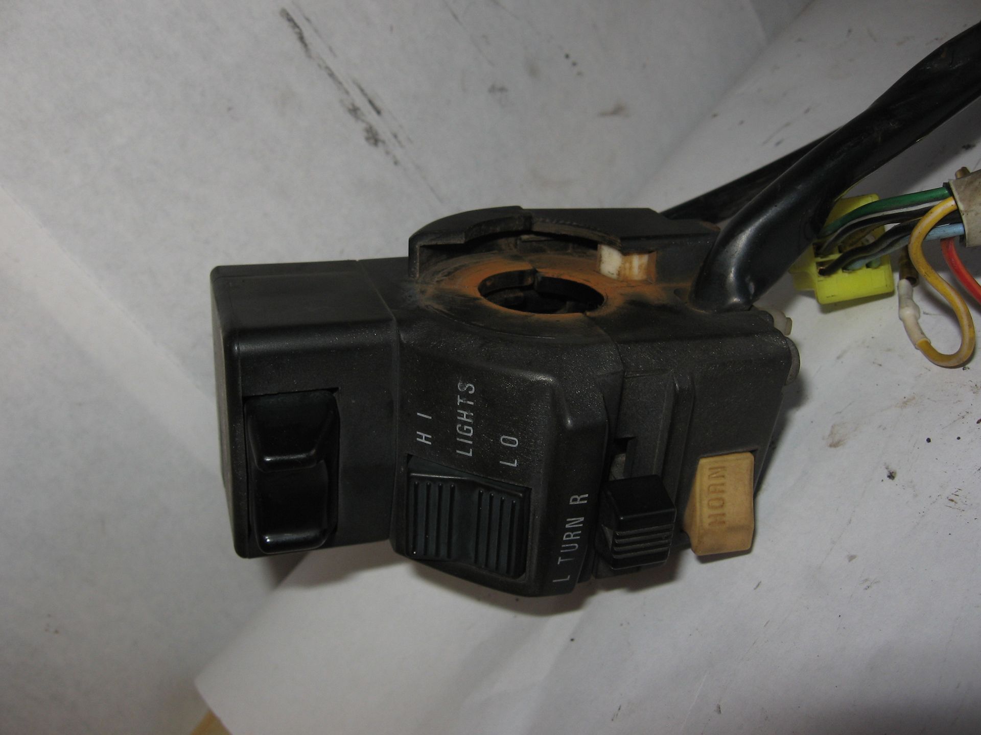 stuurbediening links ( zonder choke hevel ) , met ruitbediening	Gsx1100F 1988-94	37400-48B10 	37400-48B11