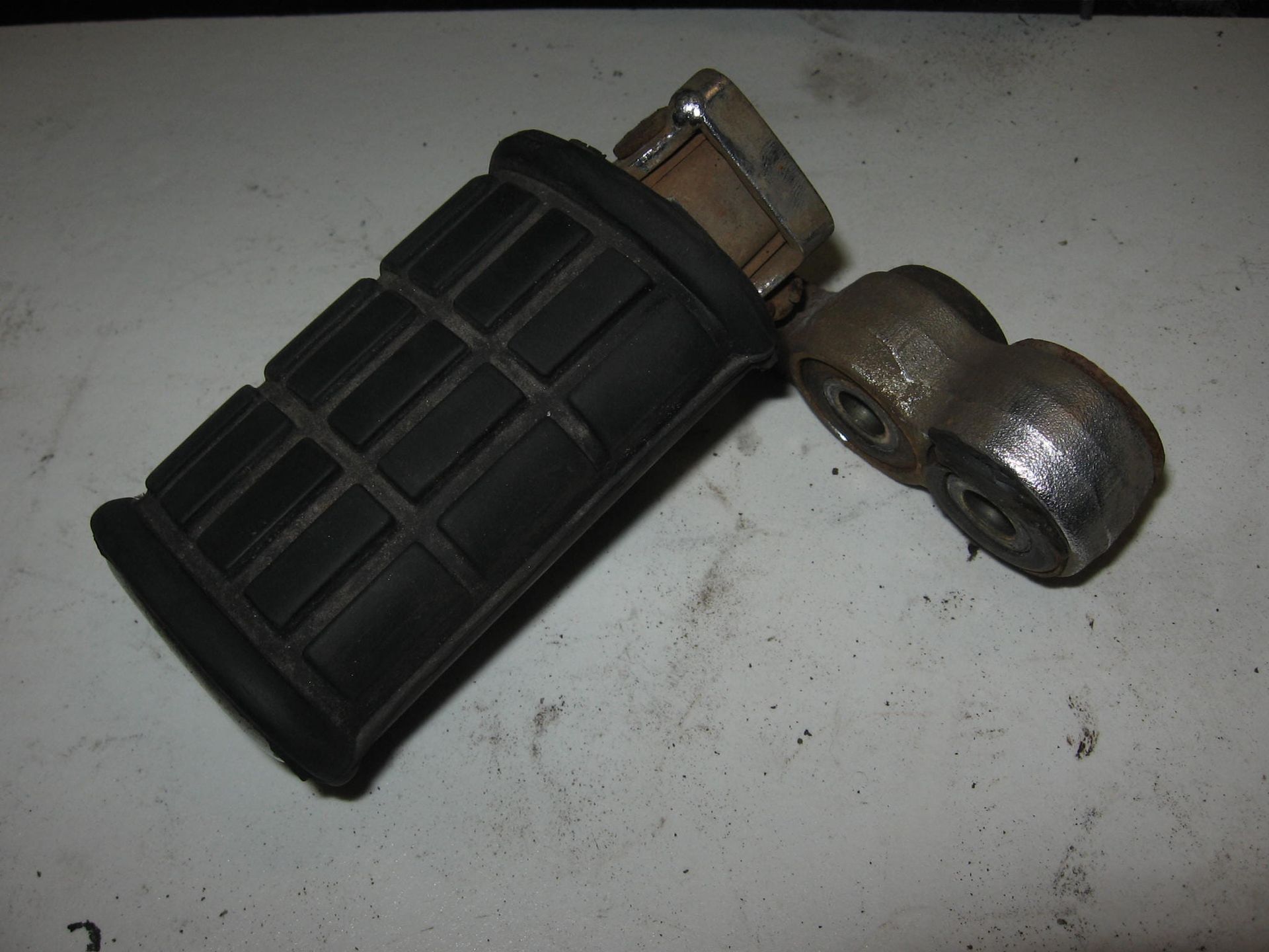 Voetsteun + houder links voor // xv535 1987-88		2GV-27410-00-93