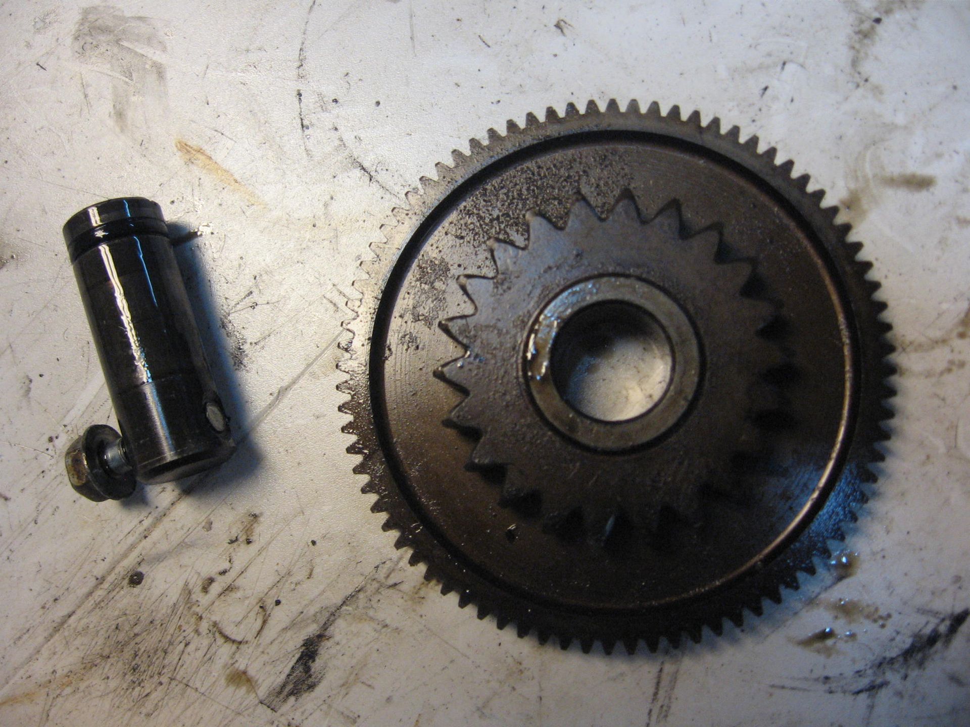 as + tandwiel idle gear -- cb400n 1981, cb400 cm400 cb450 cm450 	as 28114-413-780 /tandw 28130-413-780