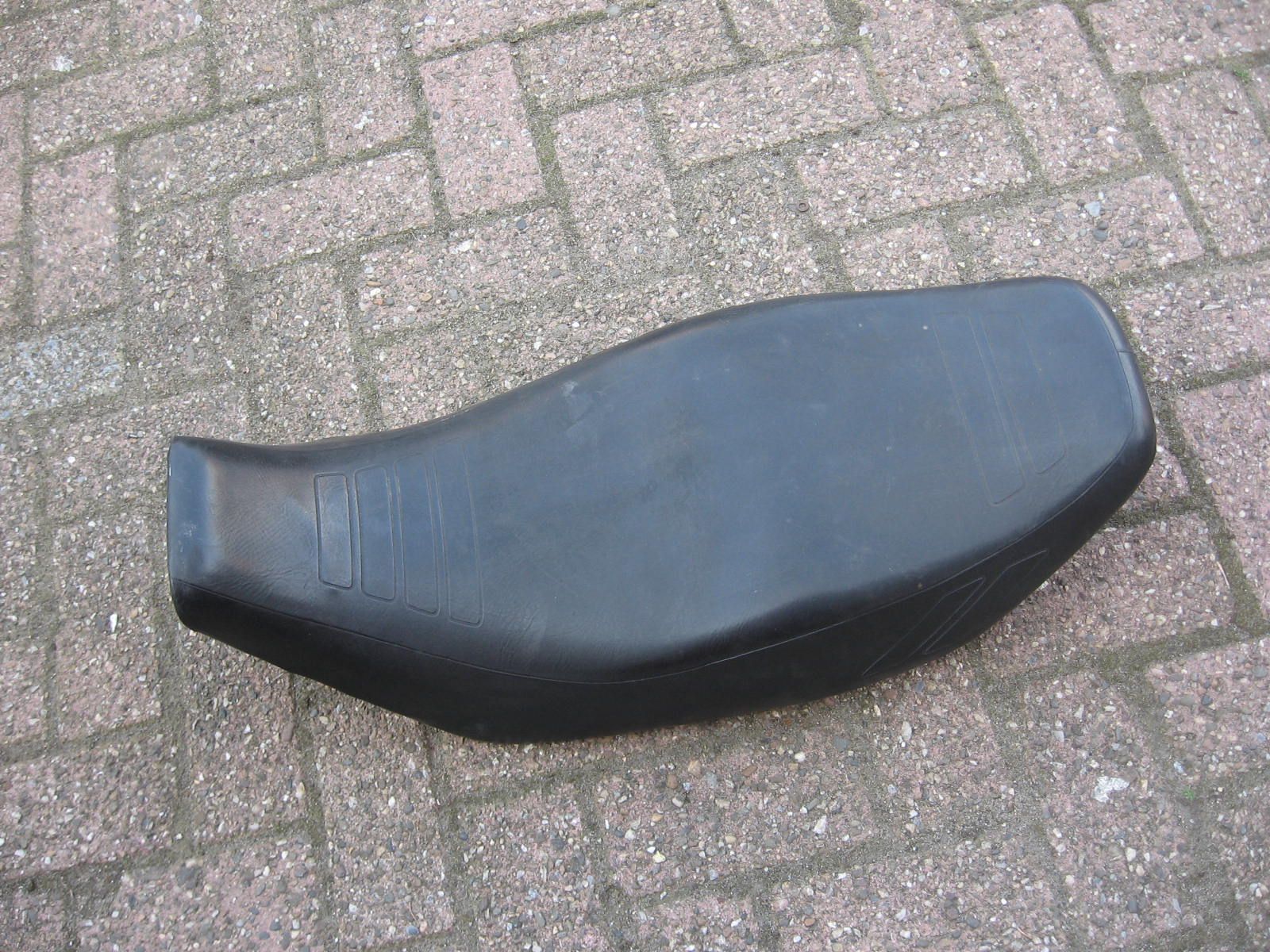 zadel (naad rechts laat los )	Xj600 83-84 fj600 84-85	49A-W2472-00