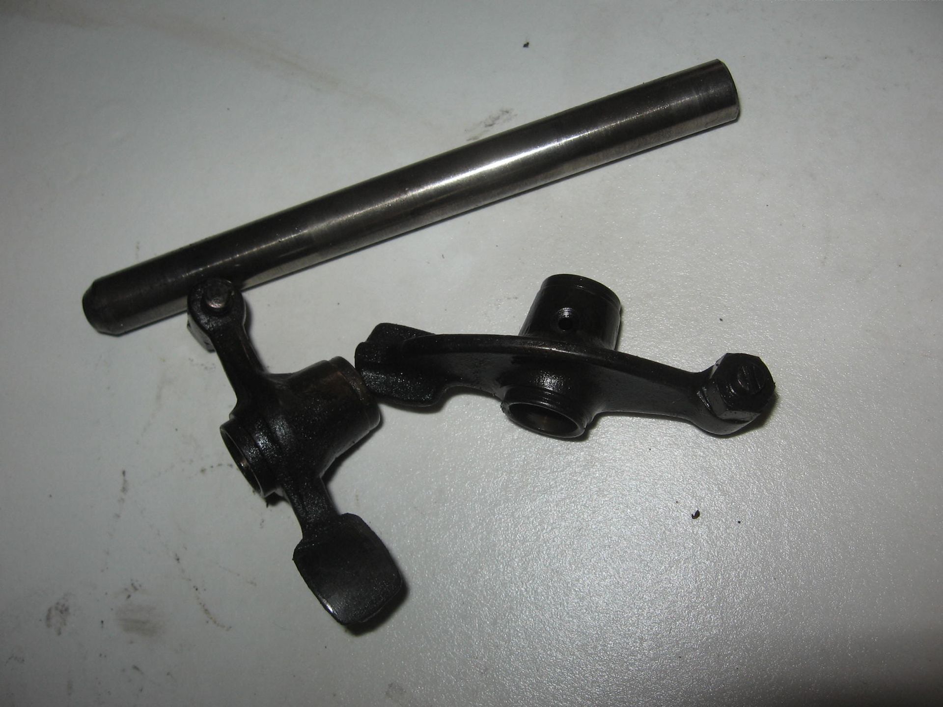 2 stuks tuimelaar met  tuimelaarsas //cb500 k 1971		14431-324-000 + 14451-323-010