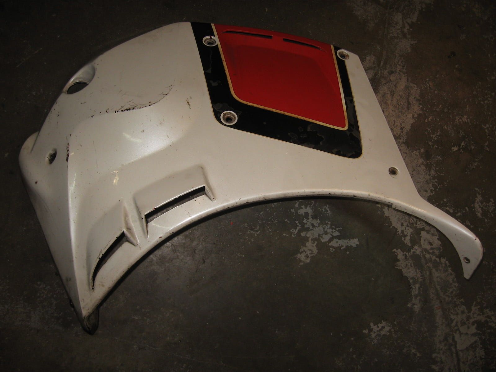 kuipdeel rechts voor 	gsx550ef	94430-43410 , 94431-43410 , blanke lak slecht op rood vlak