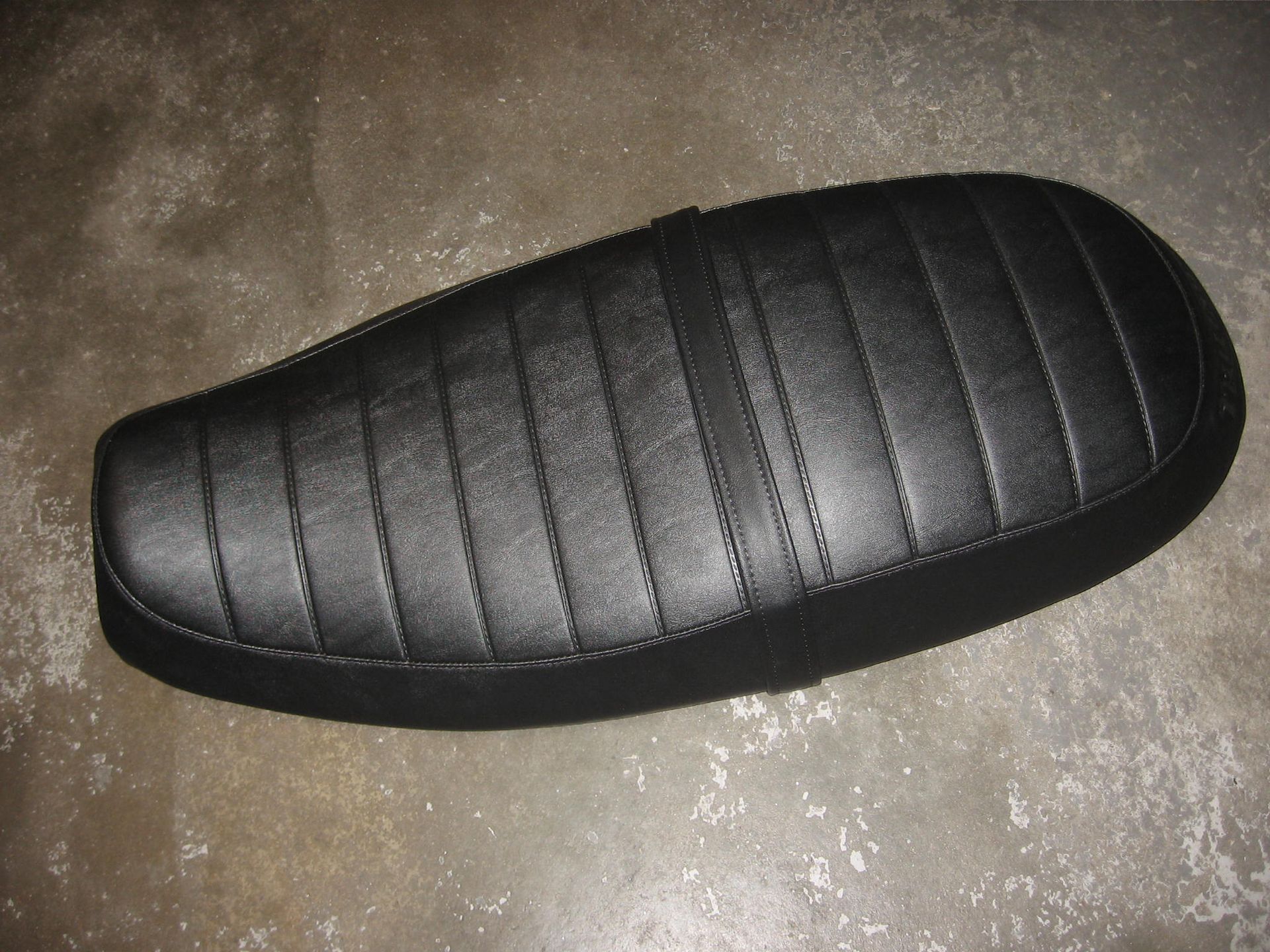zadel met embleem achterzijde ( gel ) // T100 2002-2005 T100 EFI 2006-2013 -scrambler 2006-08				nummers onderzijde T2301932 , T2301935