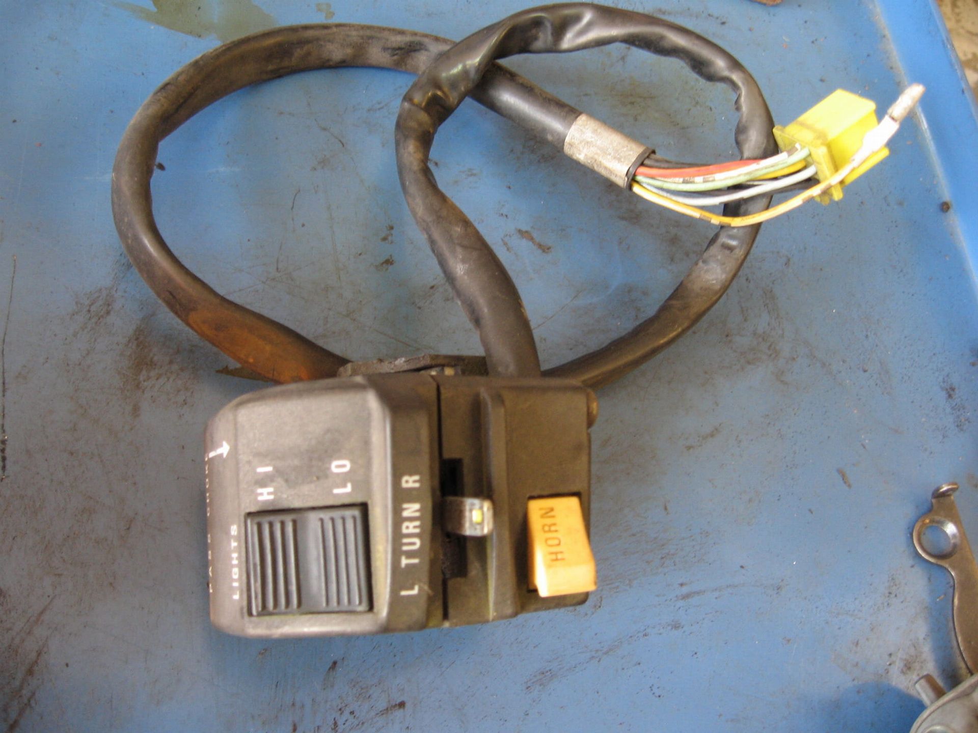 stuurbediening links , dopje knipperlicht ontbreekt	Gsx600f 1988-97 , gsx750f 1989-97 	37400-32b01	37400-32b20