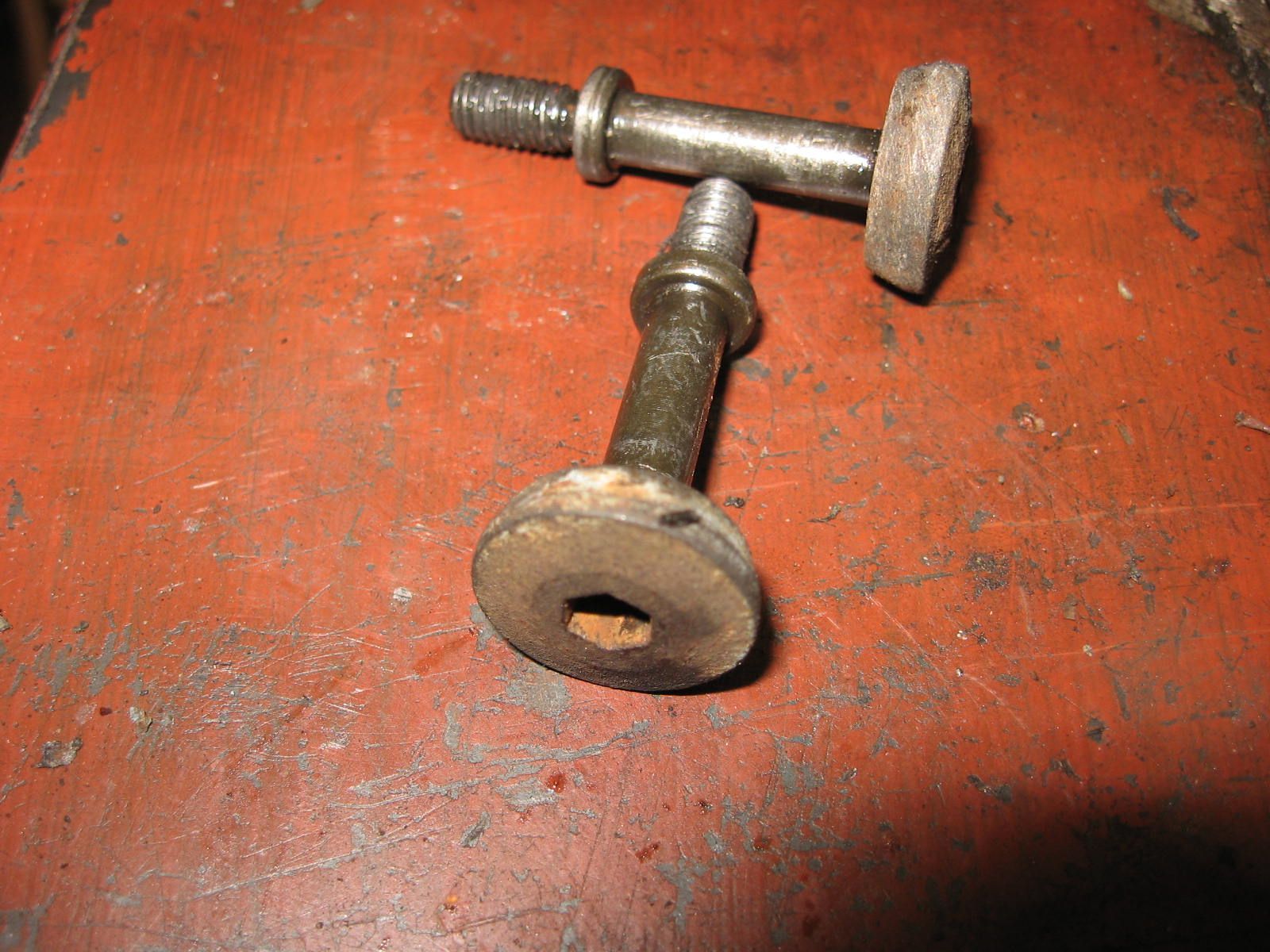2x bout kleppendeksel , kleppendekselbout	Xj750 82-83 xj700 85-86 xt350 85-90	90109-06605