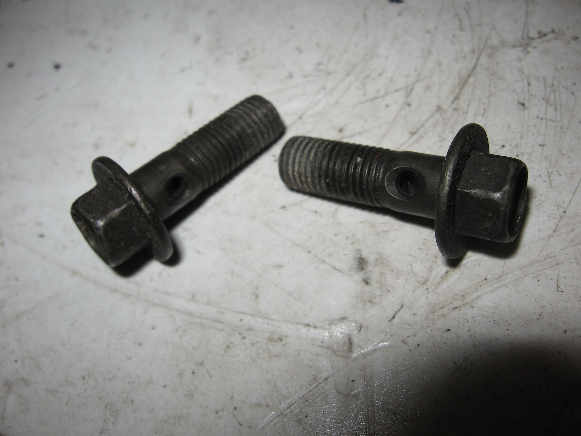 2 stuks banjobout olieleiding aansluiting op kop , 8x25	gsx550es  	09360-08008