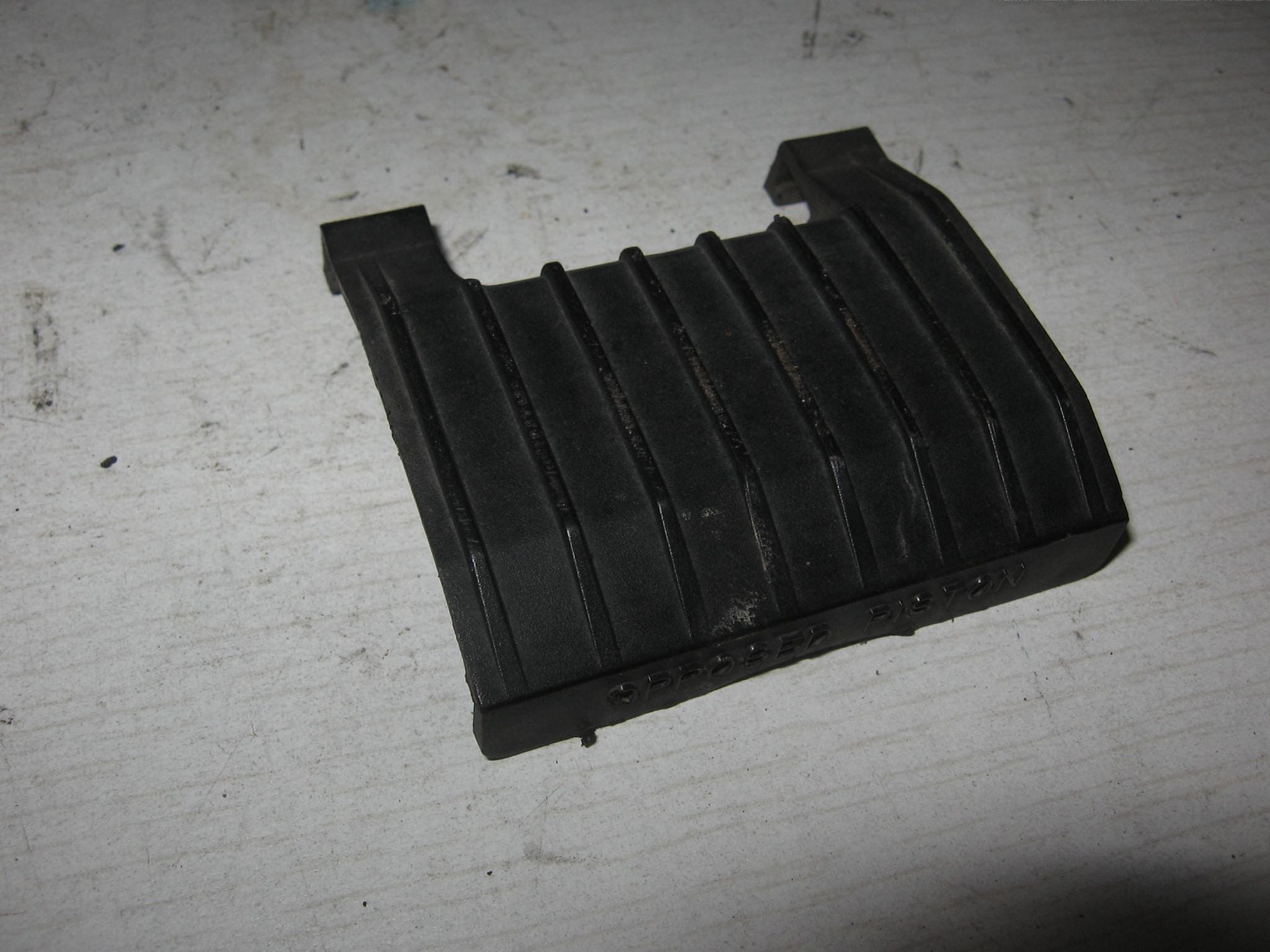 kapje op achterremklauw 	Gsx600f 1988-2006	59151-16701