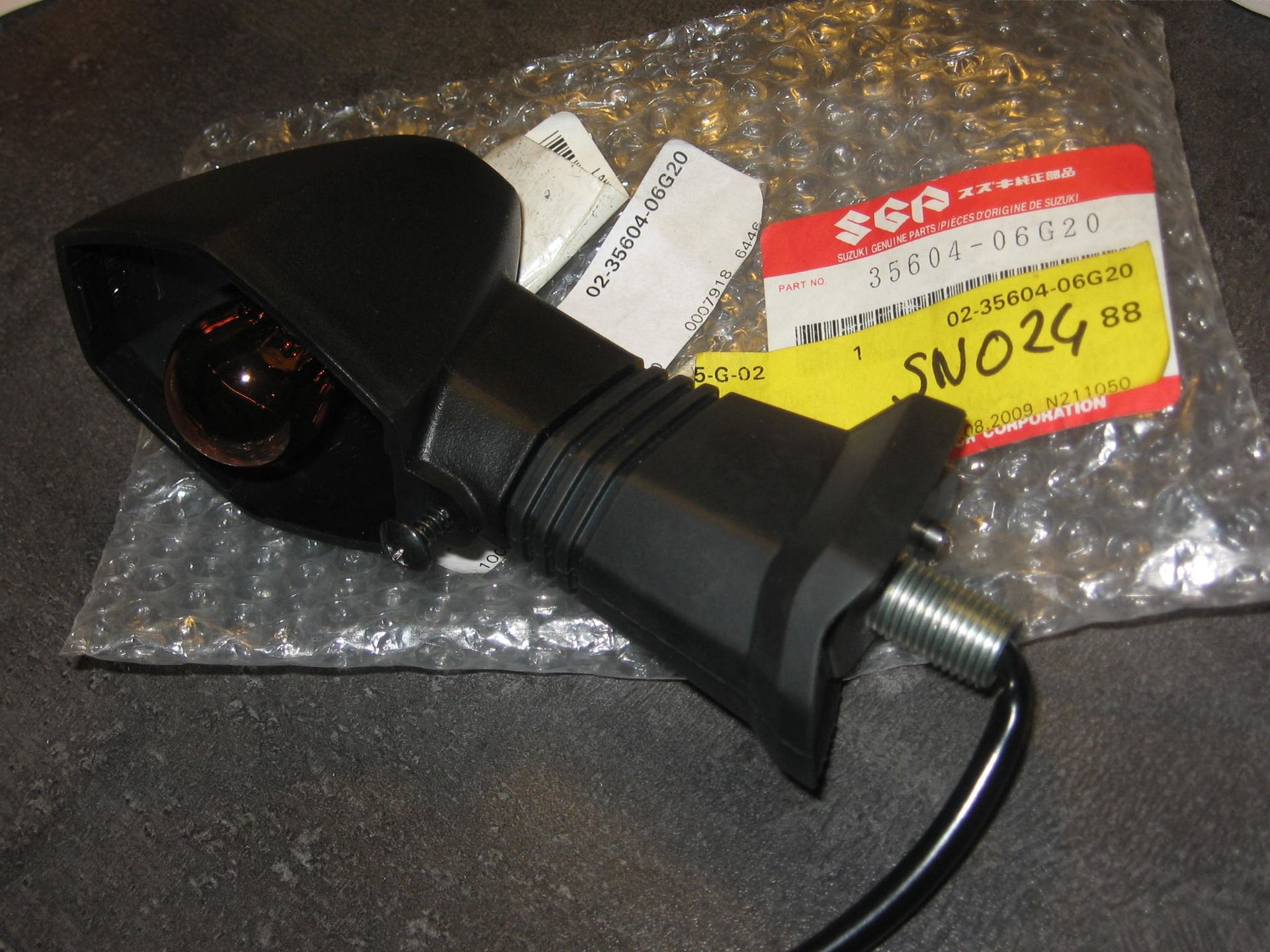 richting aanwijzer/ knipperlicht links achter - dl 1000 2007-09+12	geen glas /oem	suzuki		35604-06G20