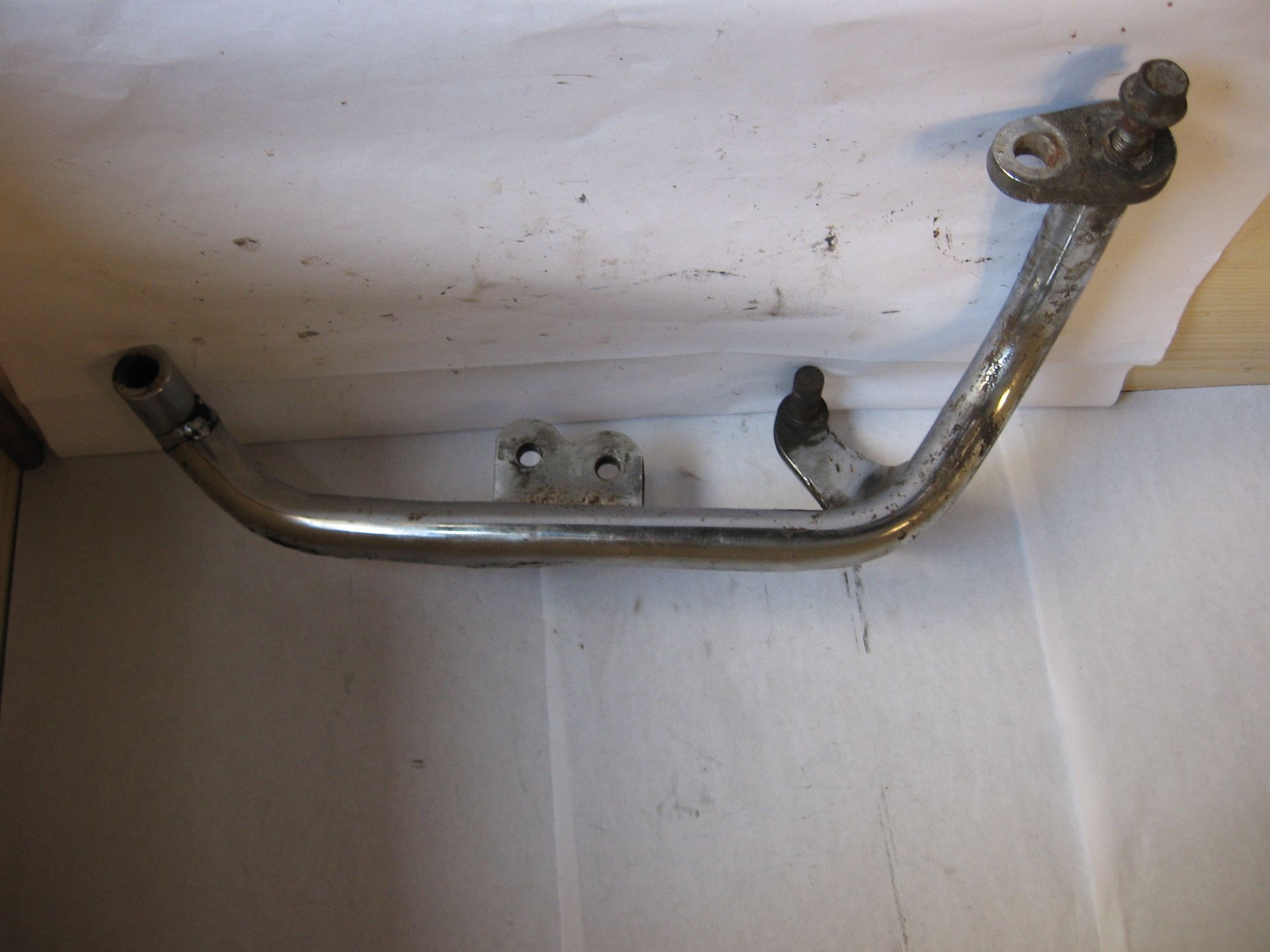 Footrestbar 1 ,  linker voetsteunhouder en schakelpedaalhouder 	Xv535 87-2000	2GV-27471-00 	2GV-27471-02
