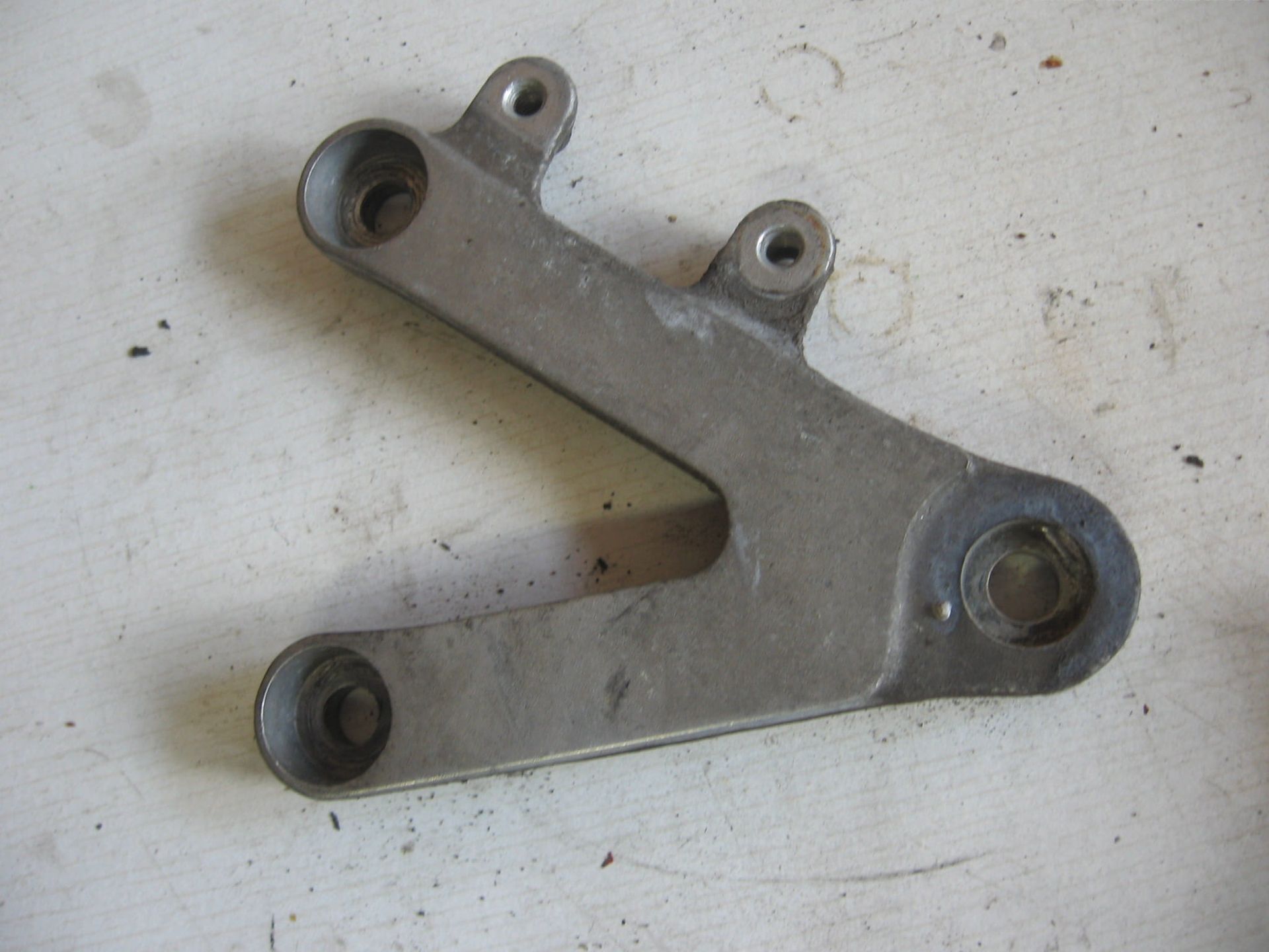voetsteunhouder links	Cbr900rr 1992-97	50700-mv4-000