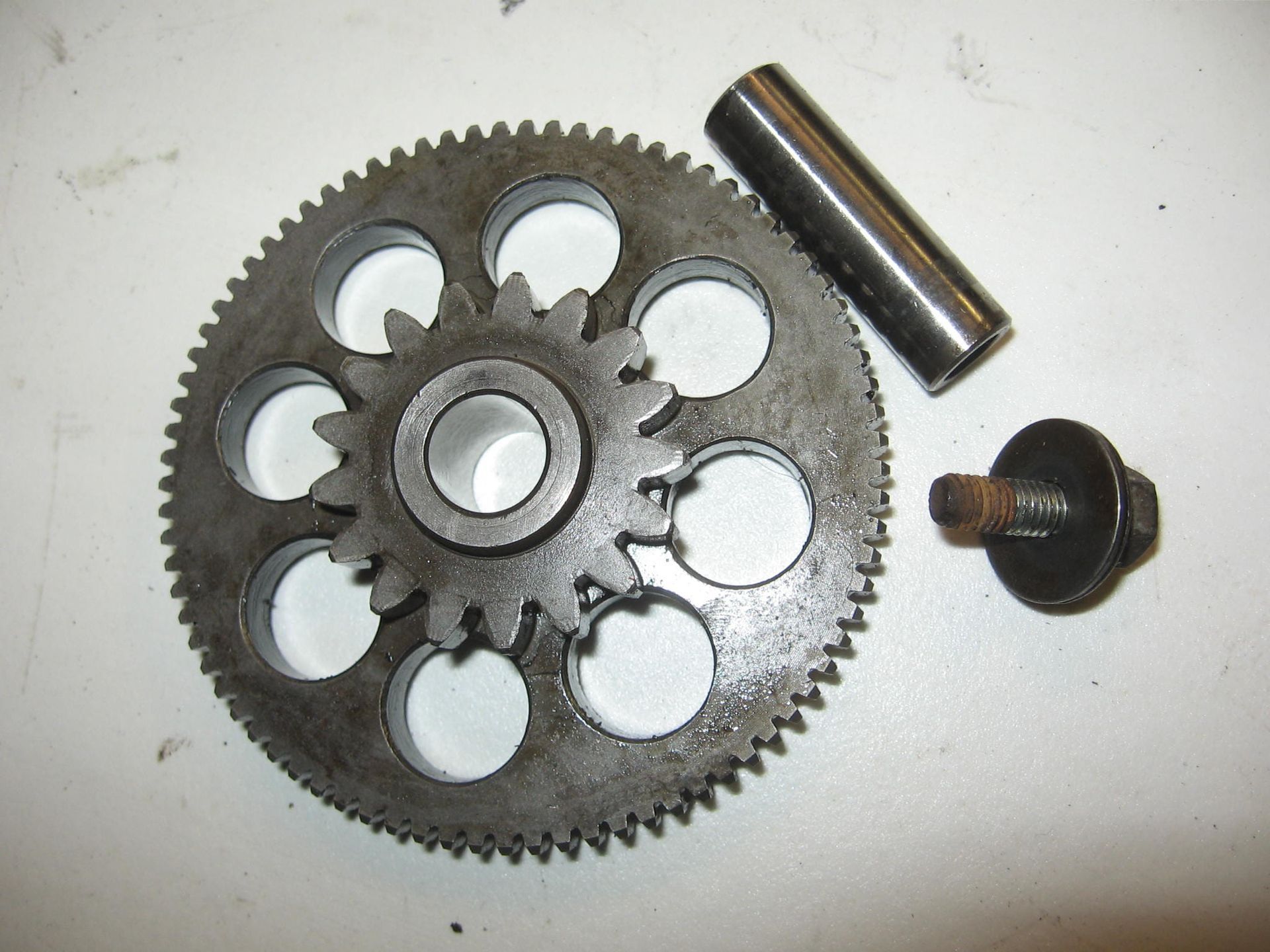 idle gear + shaft , starttandwiel met as 	Gpz900 1984-86 ,zl900 1985-86	16085-1119 + 13107-1106