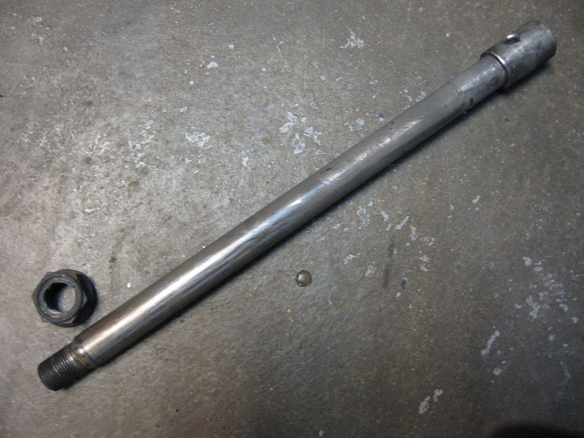 achterwielas met moer	St1100 ,vt1100	89-06 , 42301-MM8-000