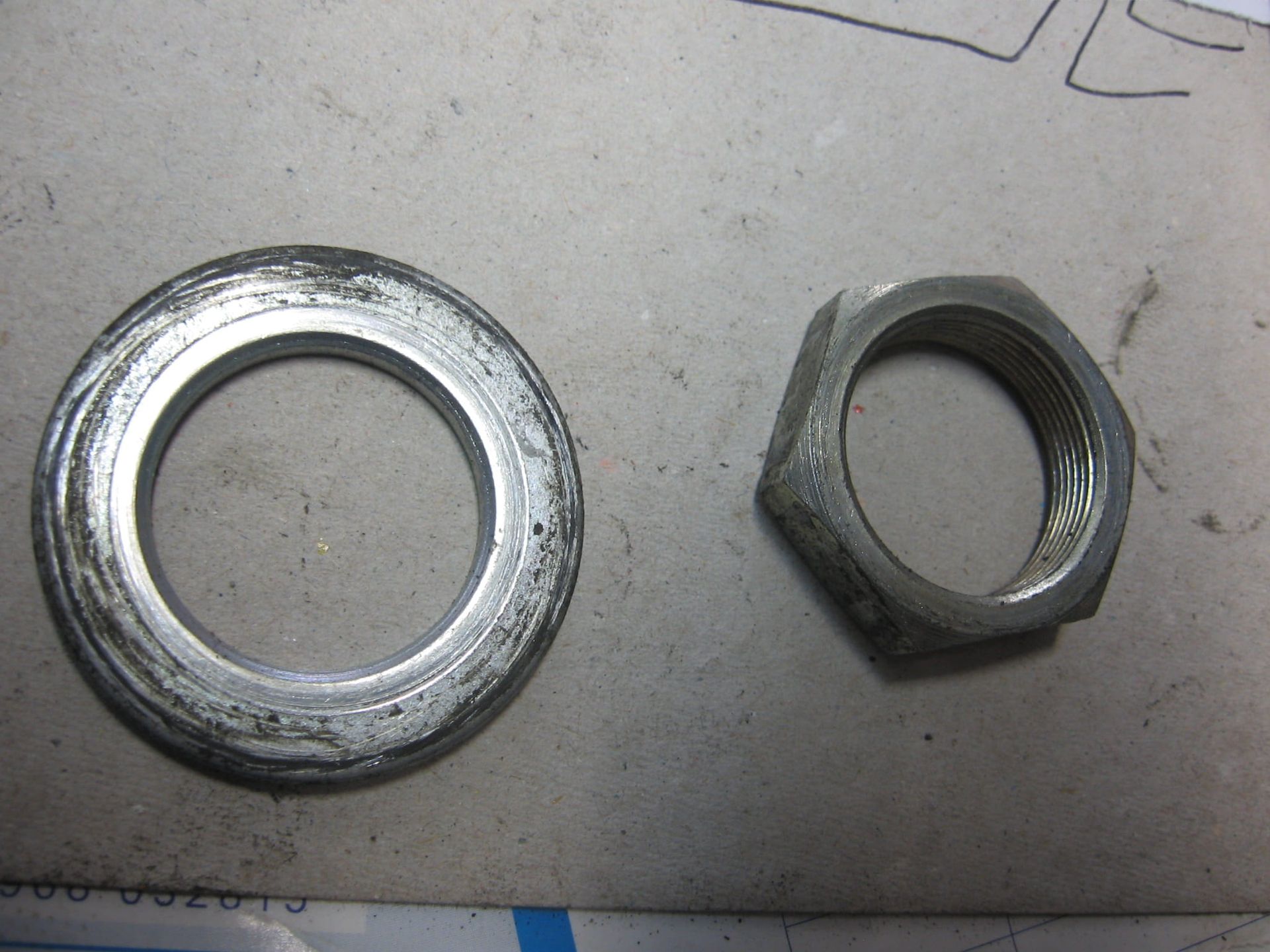 moer en ring bovenste balhoofdplaat // 	Vtr250 1988-90 , 	90304-425-000 + 90503-425-000