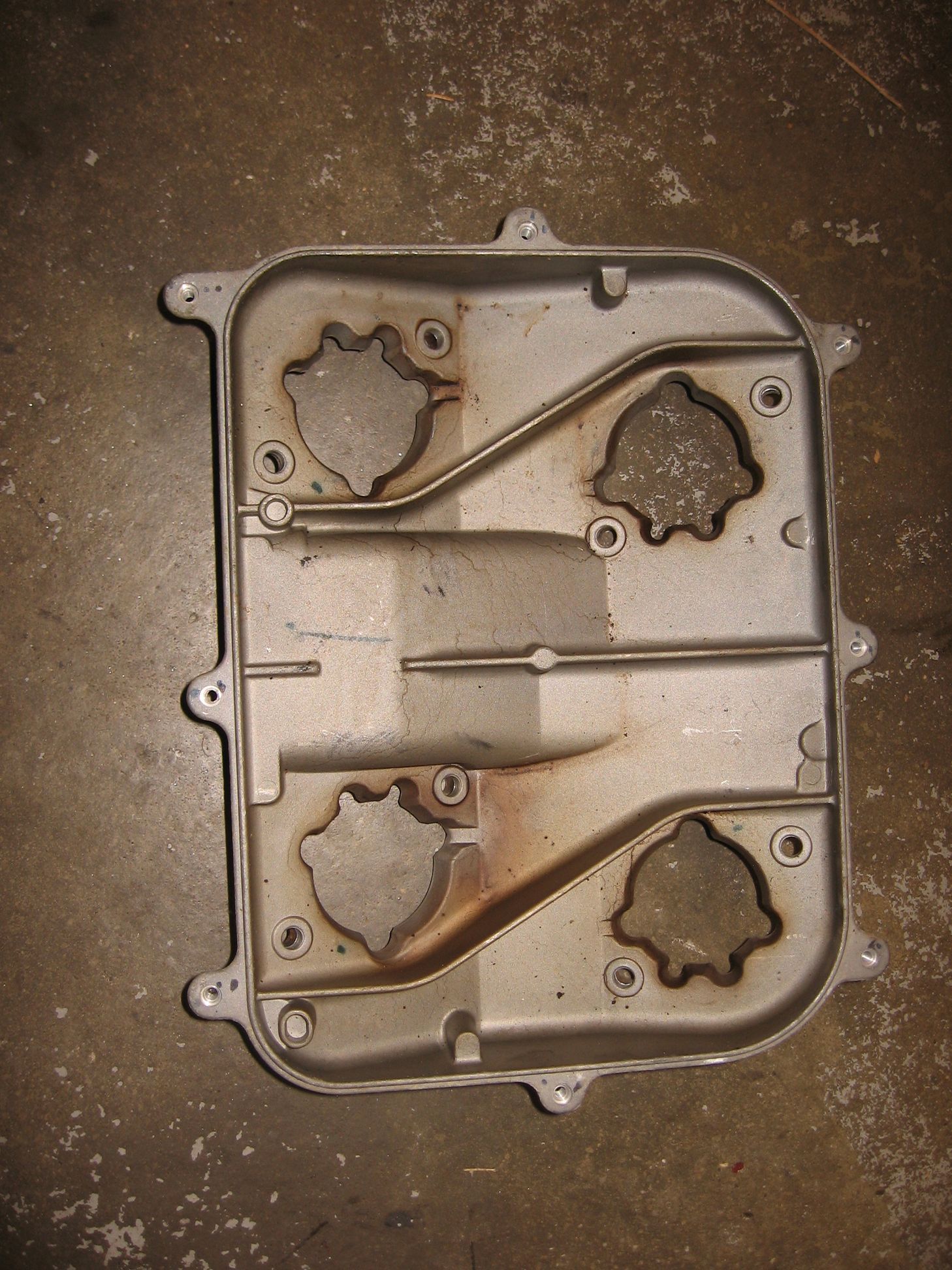 bodem luchtfilterhuis , plaat tussen filter en carb	Vfr750f 90-93	16188-mt4-010