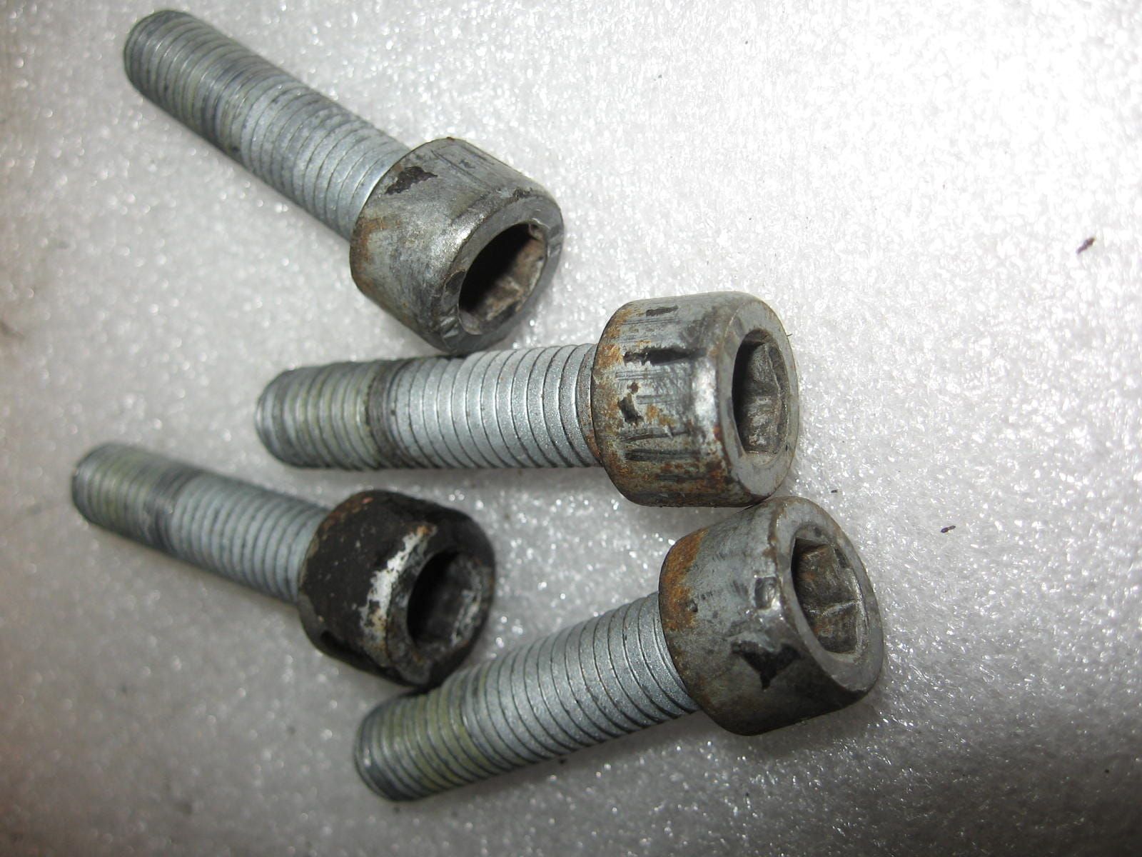 4x imbusbout M10x40	k75