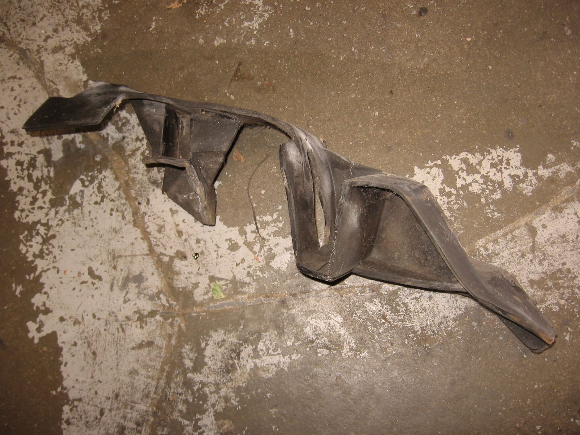 rubber tussen frame en cilinders rechts , plate2	Fzr1000 91-95	3gm-28397-50 , 3gm-28397-50