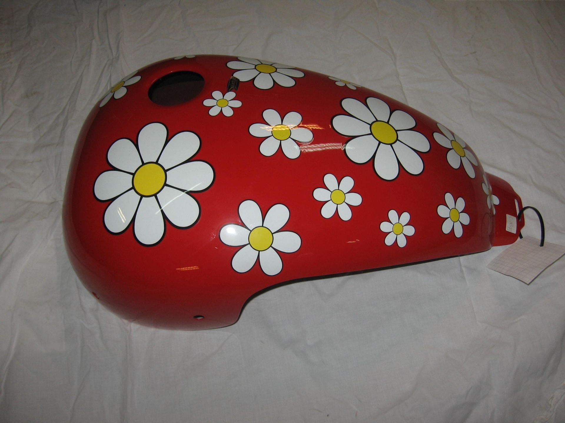 Tankcover,sixty8 , rood met bloemen/ A9708100-Z68F / scrambler carb 2006-08 , bonneville T100 carbs 2002-05 , Thruxton 900 carb 2004-2007