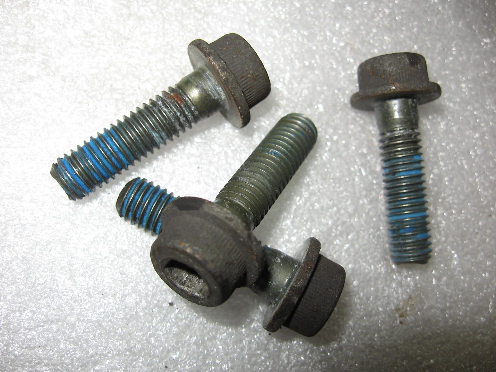 1 stuks imbusflensbout m8x30 achterremschijf	gsx600f gsx750f 1988-97	09106-08131