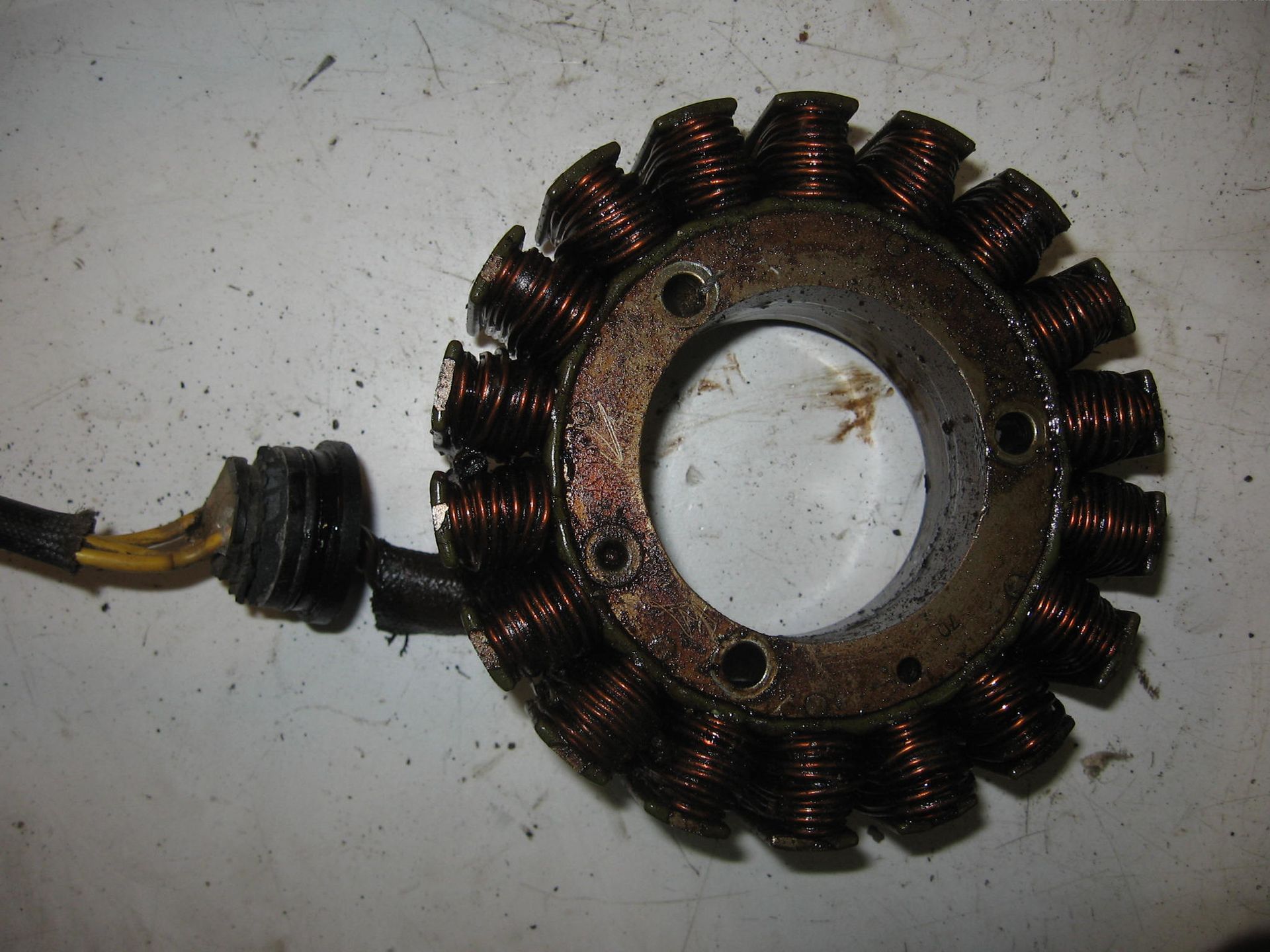dynamo stator zonder stekker , doorvoer slecht // gl1000		31120-mb9-003	31120-371-003