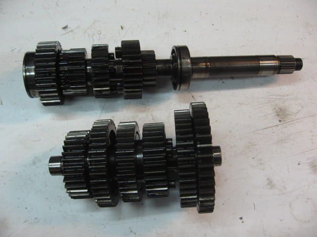 Hoofdas + tegenas / mainshaft + countershaft compleet met tandwielen // GL1000 1976 		23210-371-000 + 23220-371-000