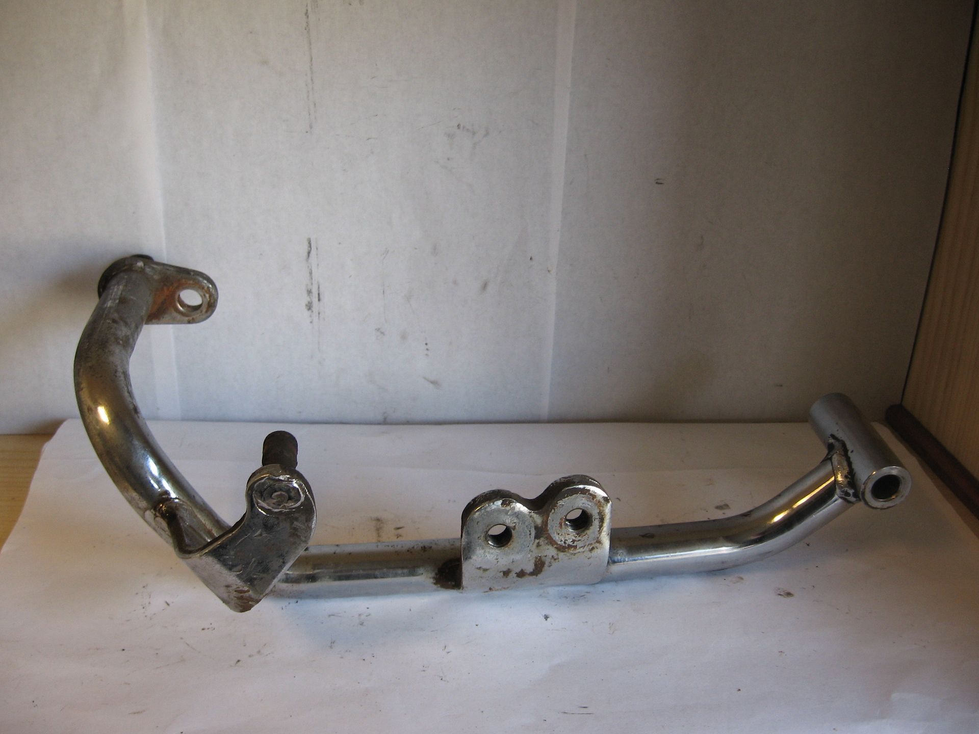 Footrestbar 1 ,  linker voetsteunhouder en schakelpedaalhouder 	Xv535 87-2000	2GV-27471-00 	2GV-27471-02
