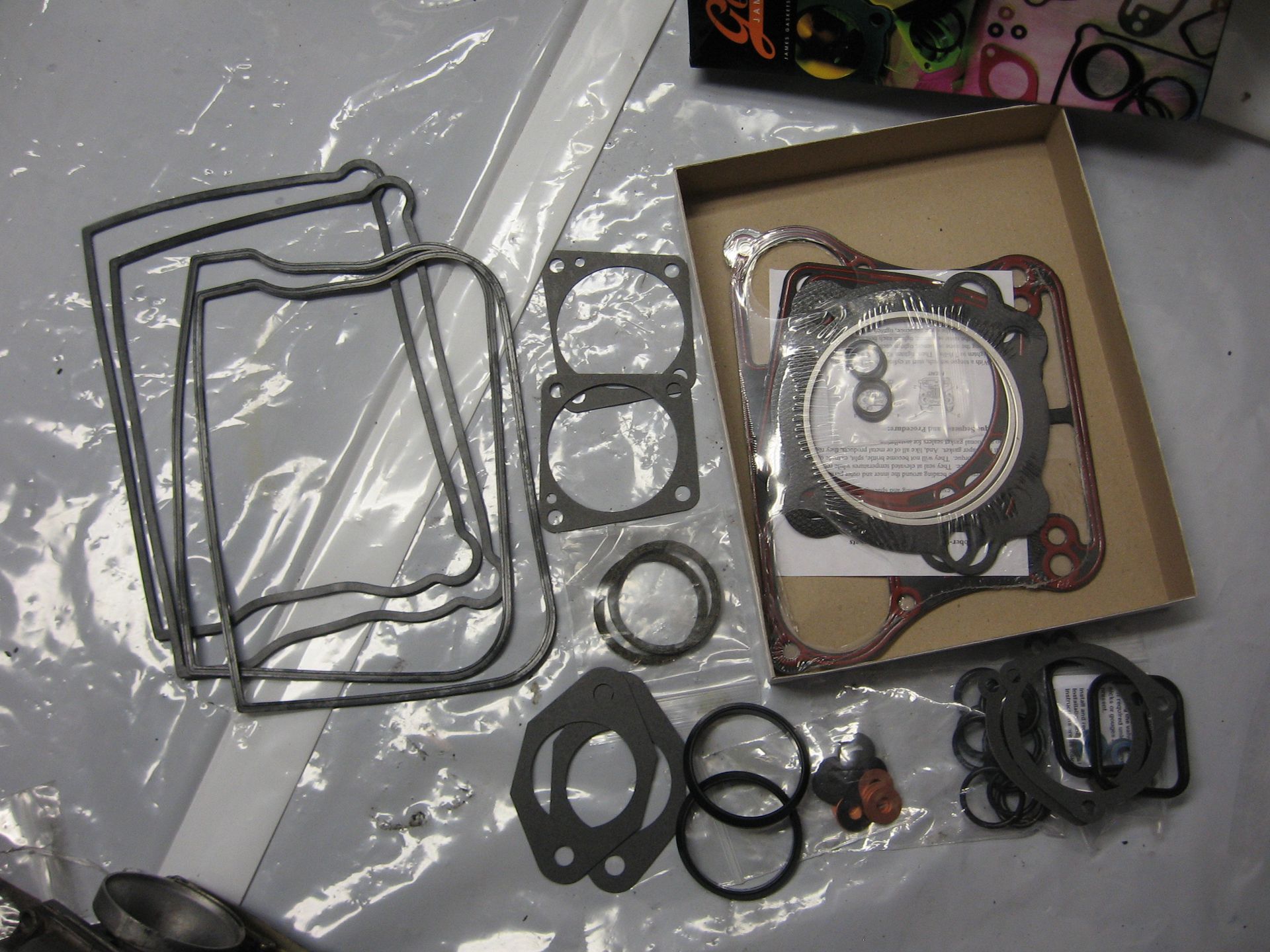 Top end gasket kit , evo 1984-1991 , pakking set bovenkant , metal rocker base gasket	genuine james gasket	james	JGI-17033-83-a		zodiac 234429