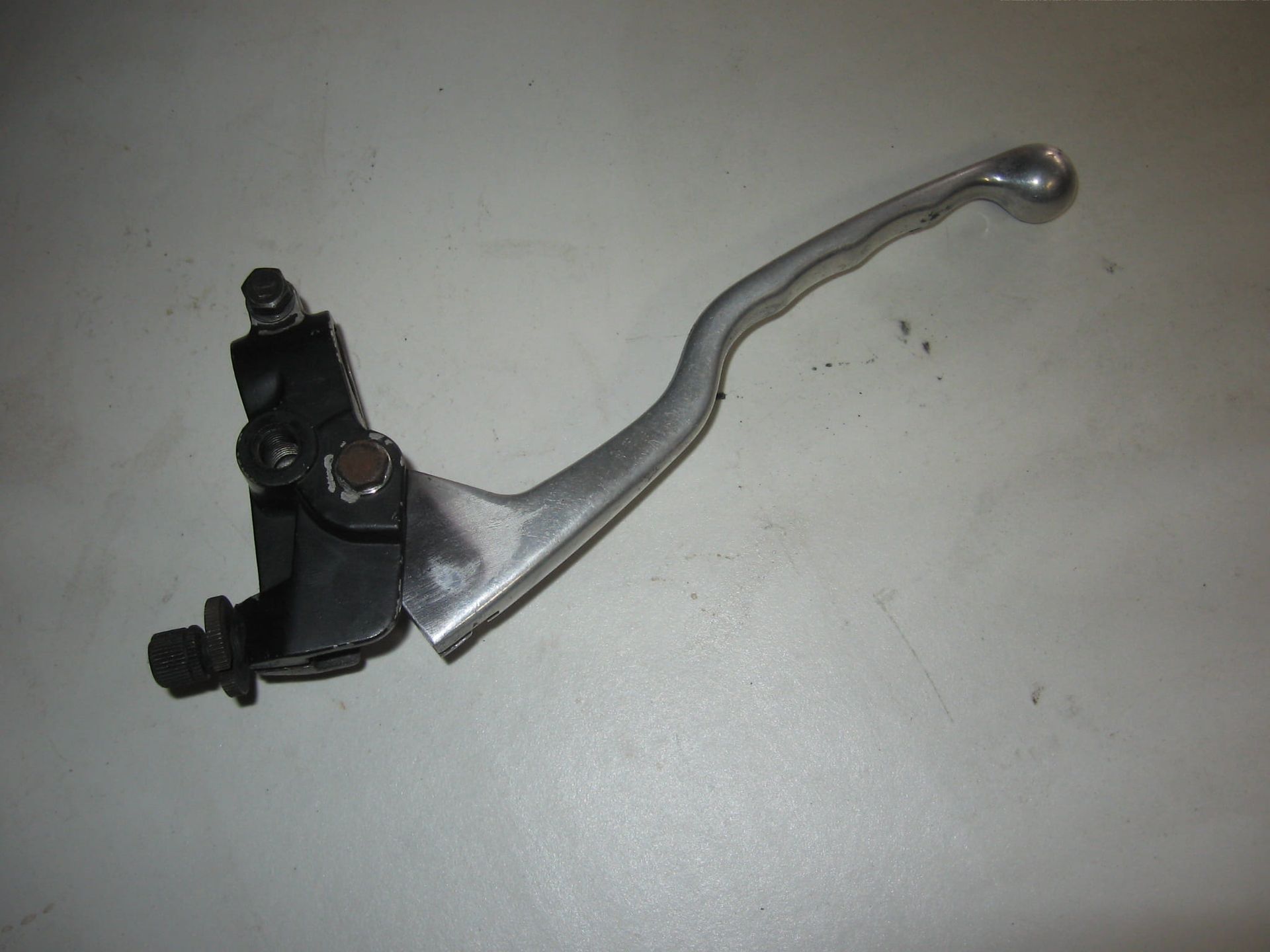 houder met hevel bediening koppeling op stuur // 454 ltd, 1986-90		46076-1133		k370	1 set	13091-1272 +46092-1153 , hevel chroom , geschaafd aansluiting kabel