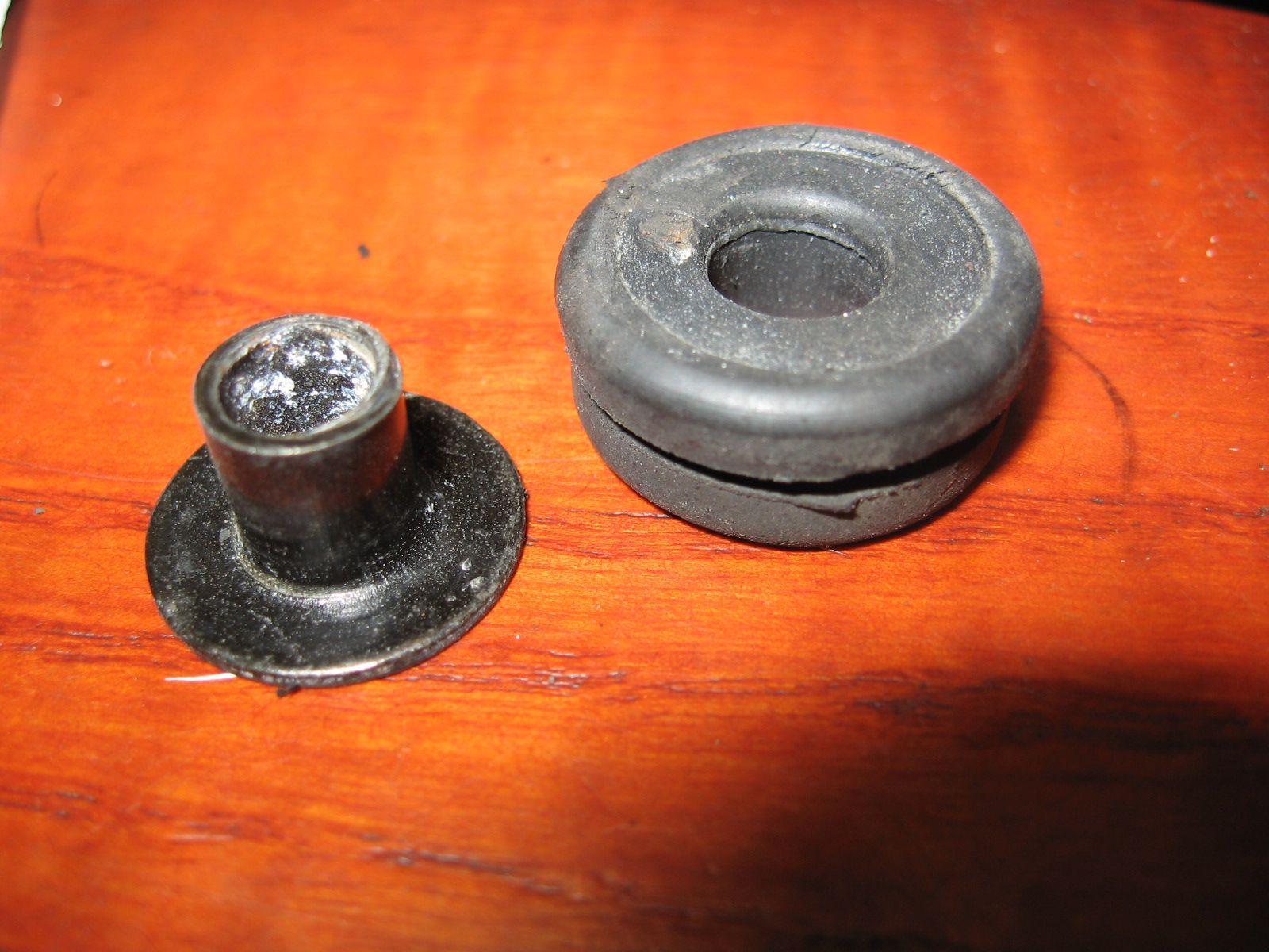 rubber bevestiging zijkant radiator met collar	Vtr250 1989-90	19053-mb2-000 + 19052-kv0-000