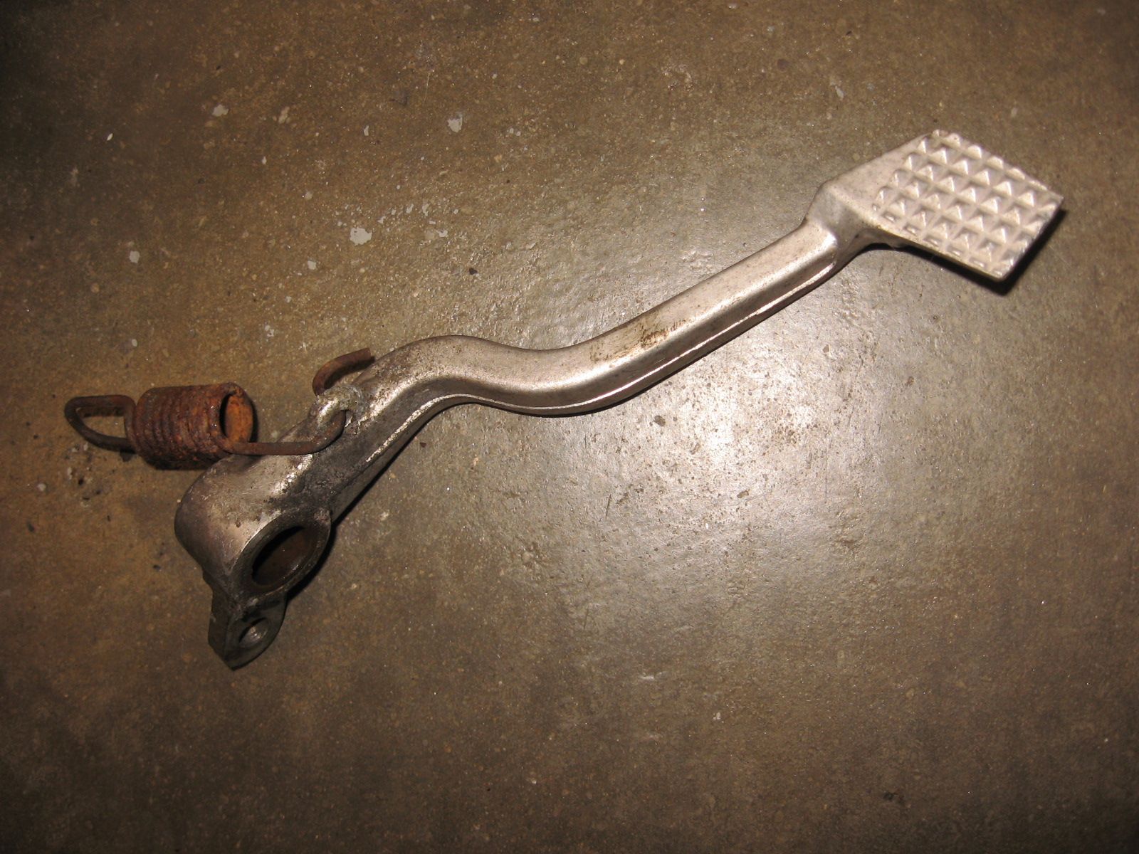 rempedaal 	zx600c1-c10 88-97	43001-1224 , stukje pedaal afgesleten