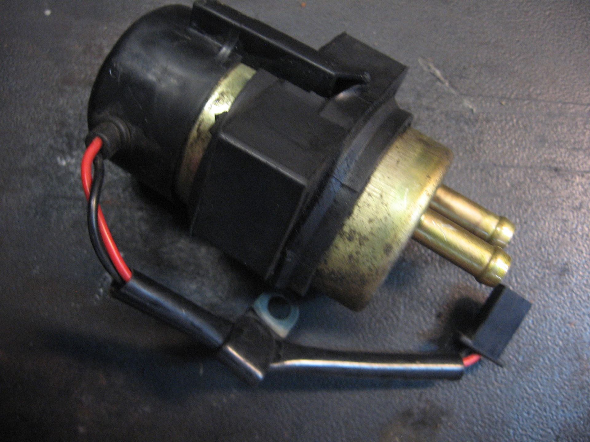 Brandstofpomp // zzr600 e 1993-2001 zx-7 1989-92 (US) , zxr750 1989-92		49040-1057