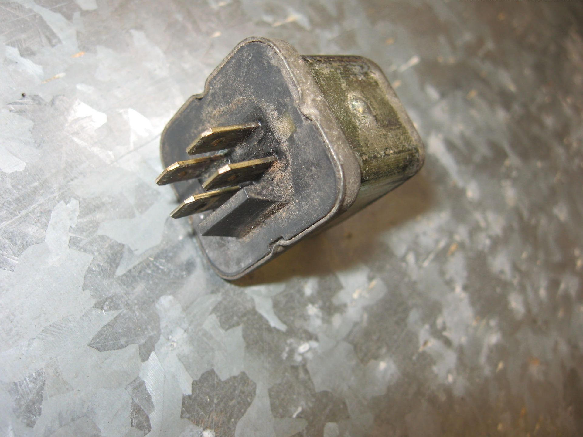 Zwart , 4h7,omron 1261D9 , relais maak 1-2	TR1