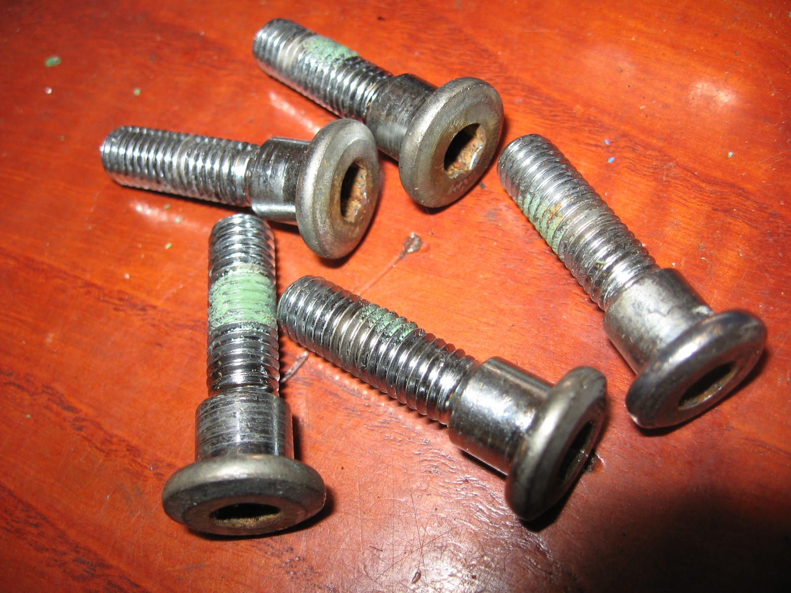 5stuks imbusbout plattekop m8x33 met borst remschijf 	voorremschijf Vt500c 1983-84 vt500f cb450 vf700 vf1100 , 90105-MB0-010
