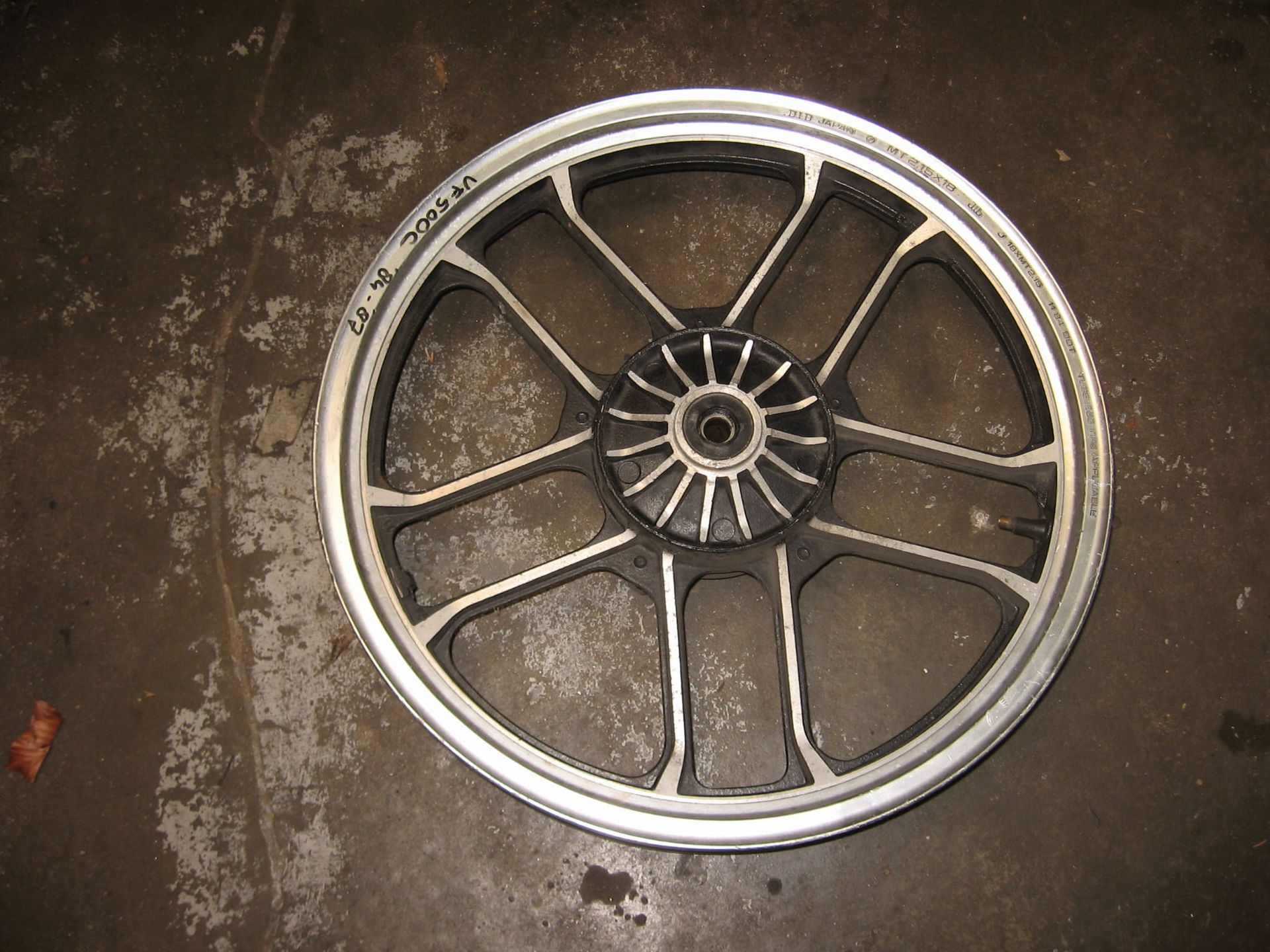 voorwiel D.I.D18x2.15	Vf500c 1984-85 vt500c 84-85, vf500ft 84	44650-mf5-770