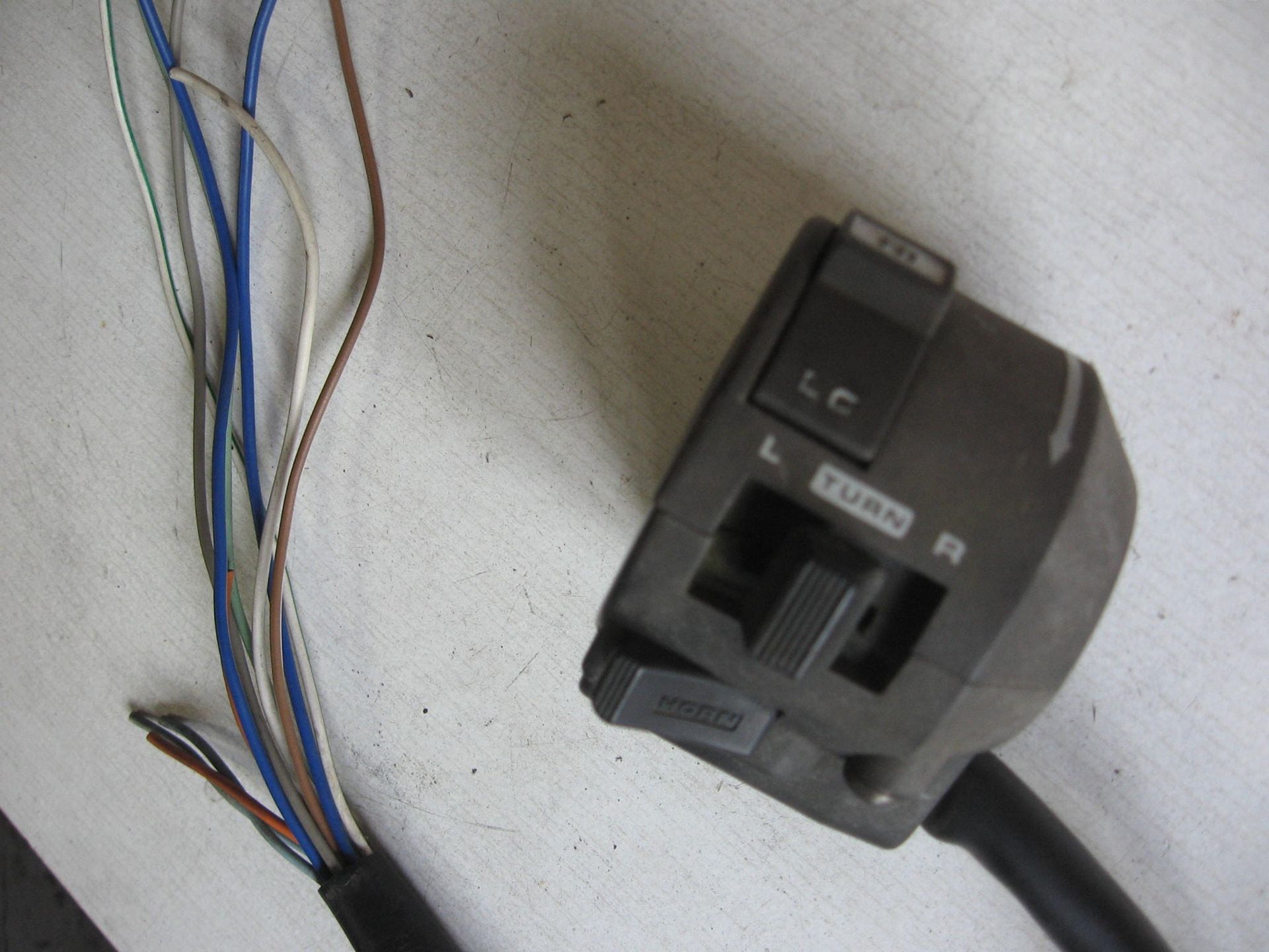stuurbediening links ( zonder stekker ) 	Cmx450c 1986-87  	35200-mm2-670