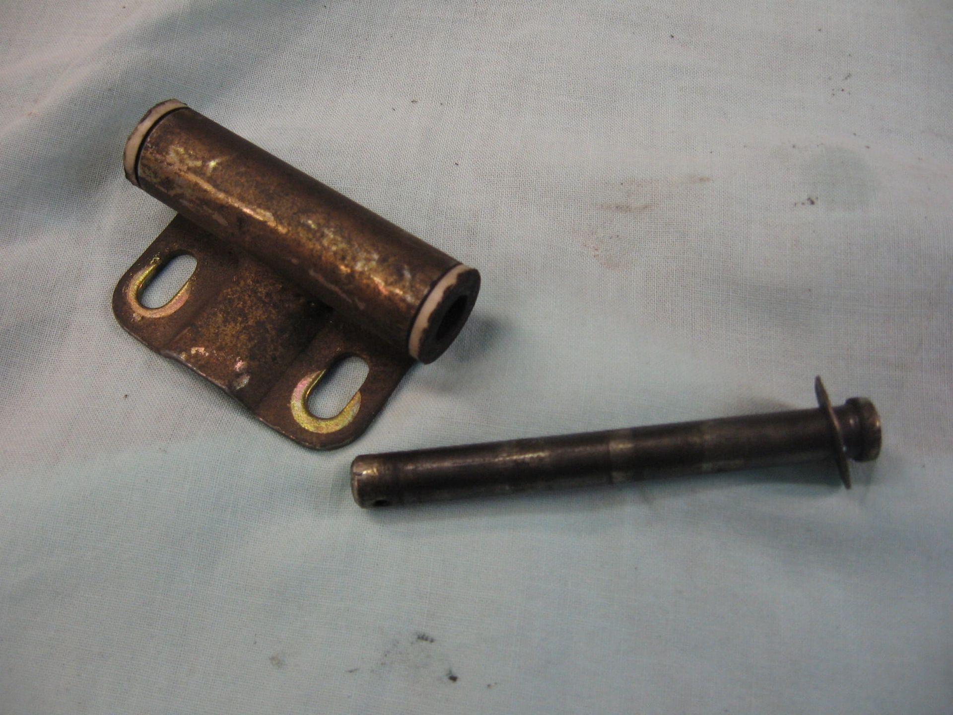 achterste tankbevestiging , scharnier , met pen	Ducati ST2 ST3 ST4 ST4S 2001-2005 	82721341A	82721341B ,