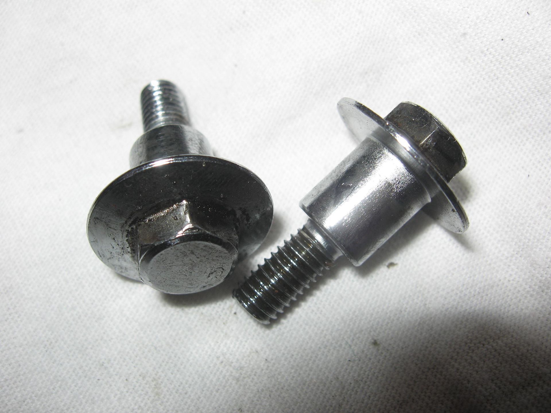 1 stuks kleppendekselbout diverse modellen 92150-1447 , 92002-1504
