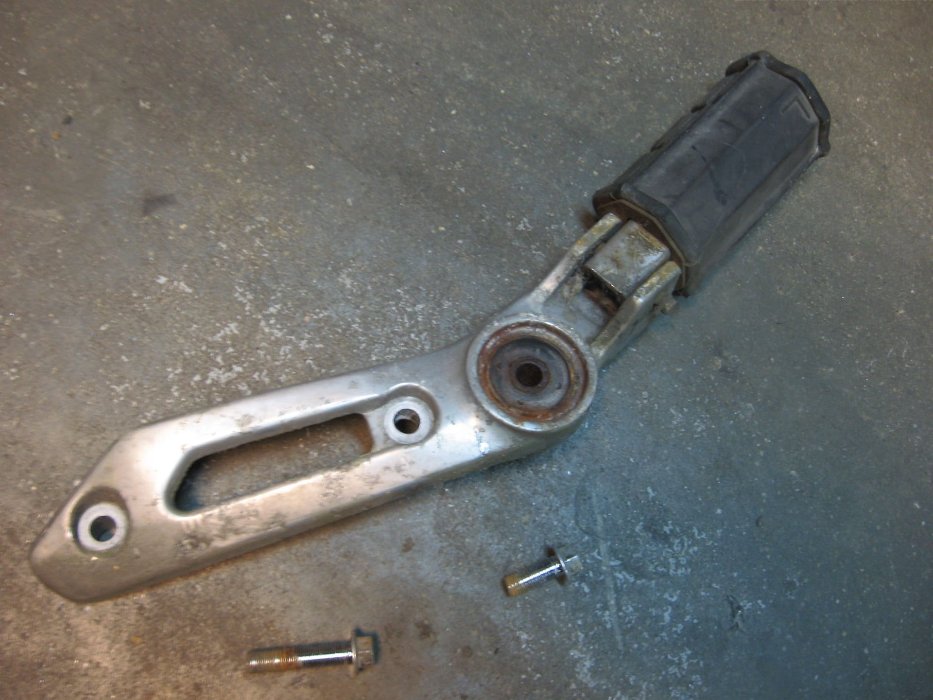Voetsteun houder , houder uitlaat links	Xj700s  , xj700x 1986	1nh-y2743