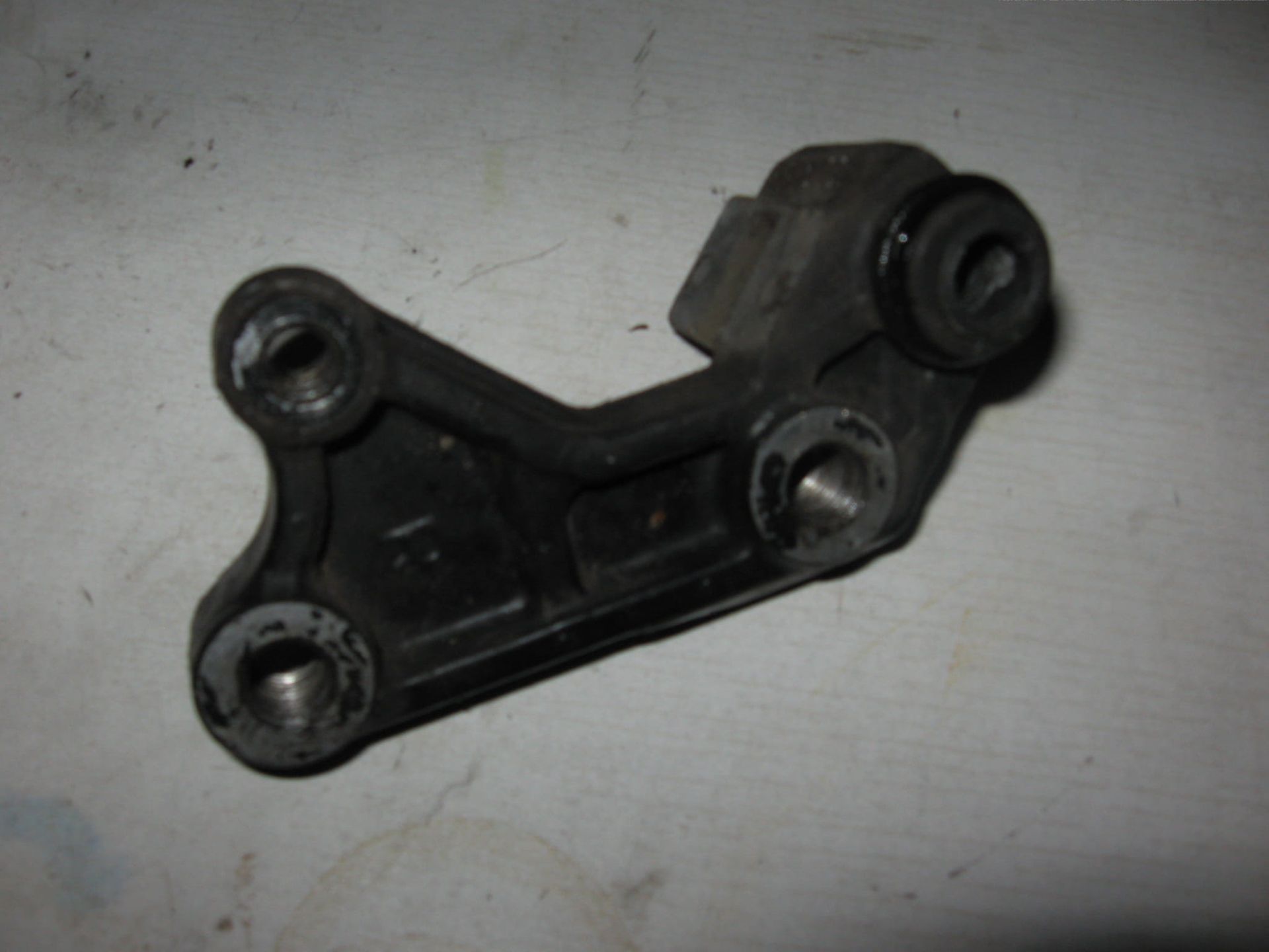 Bracket , houder voorremklauw rechts	Cb750f 1981-82 vf750 vf700 1983-85	45210-445-632