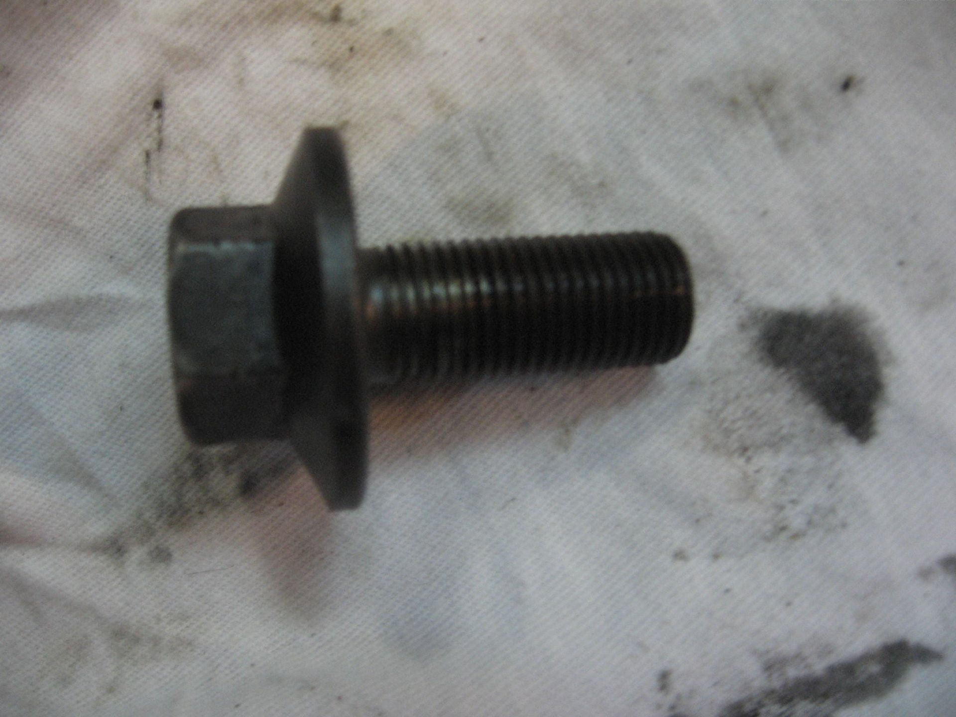 90013-415-000 , bout bevesteging primary driven gear M12x28 --- vt700c 1984 -85