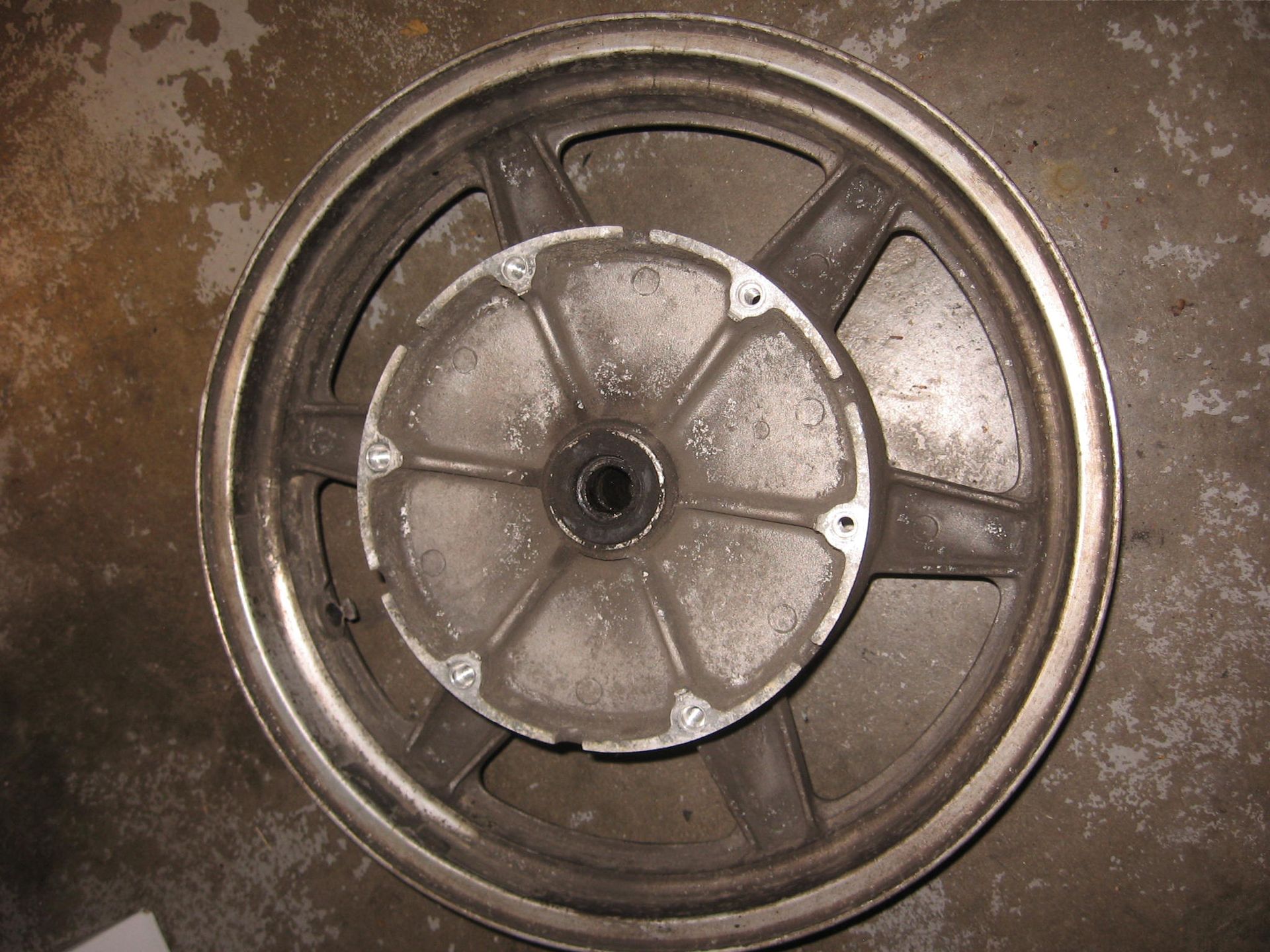 achterwiel	gl1500 se 1990	42650-mt8-305 ( moet nodig gepoest worden)