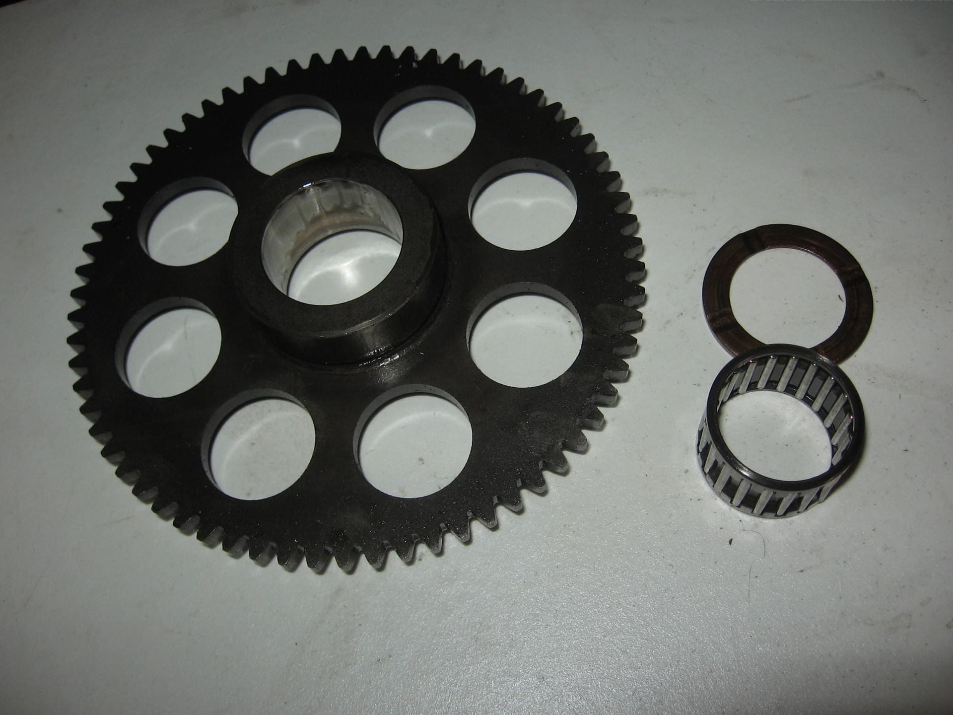 tandwiel starterclutch met lager ,lagerring  	gn250 gz250	( 12600-38812 ) + 09160-27005 + 09263-27004	12600-38813  	, onderdeel van 12600-38812