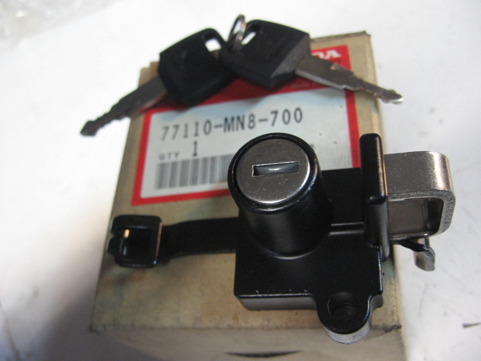 slot met 2 sleutels bussy / helm ? // cb250 1991-2008 ,cb400		oem		77110-mn8-700