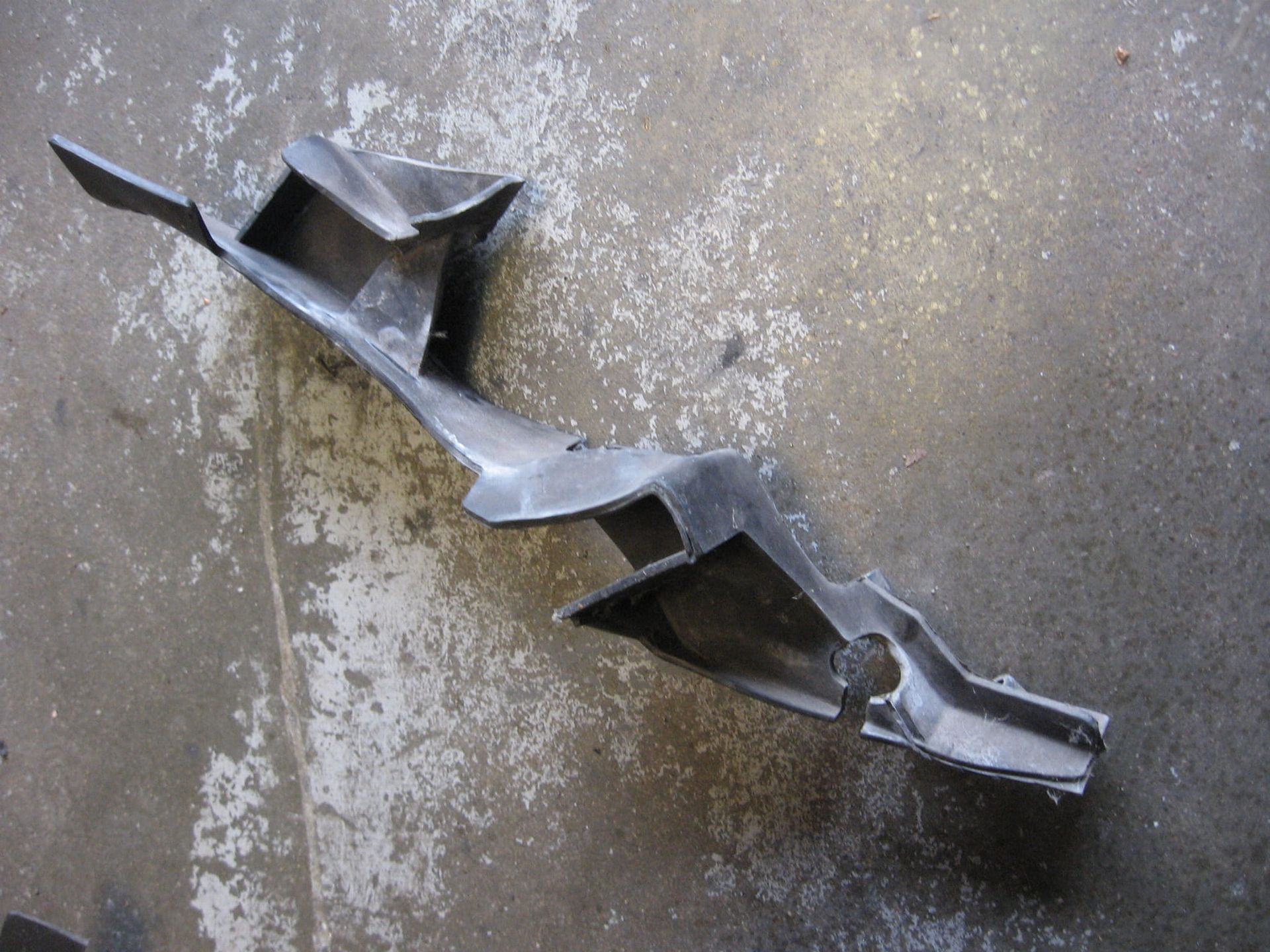 rubber tussen frame en cilinders links , plate1	Fzr1000 91-95	3gm-28396-50