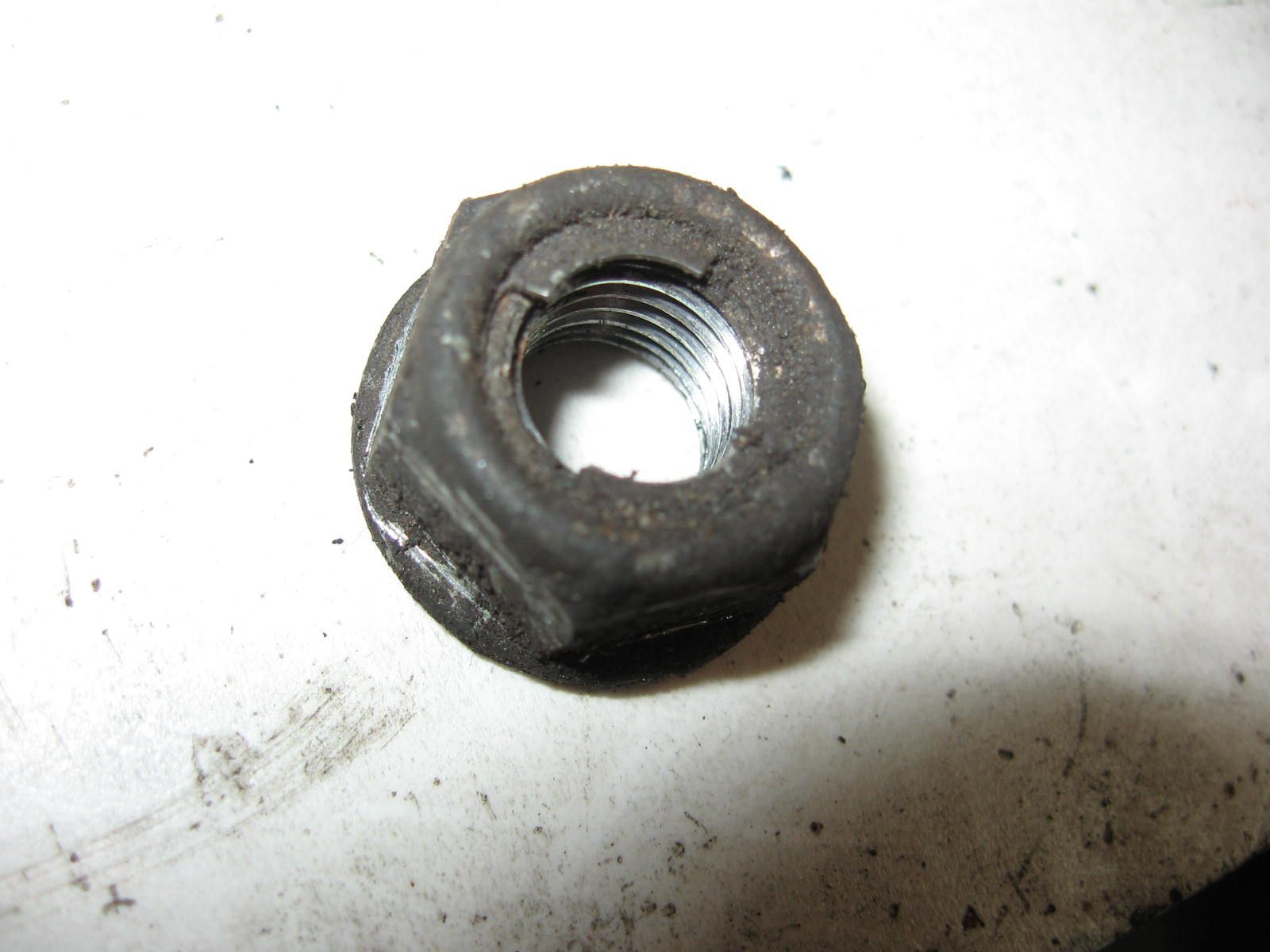 flensmoer zelfborgend m10x1,25 	cb250 R 1994	90304-ge8-003